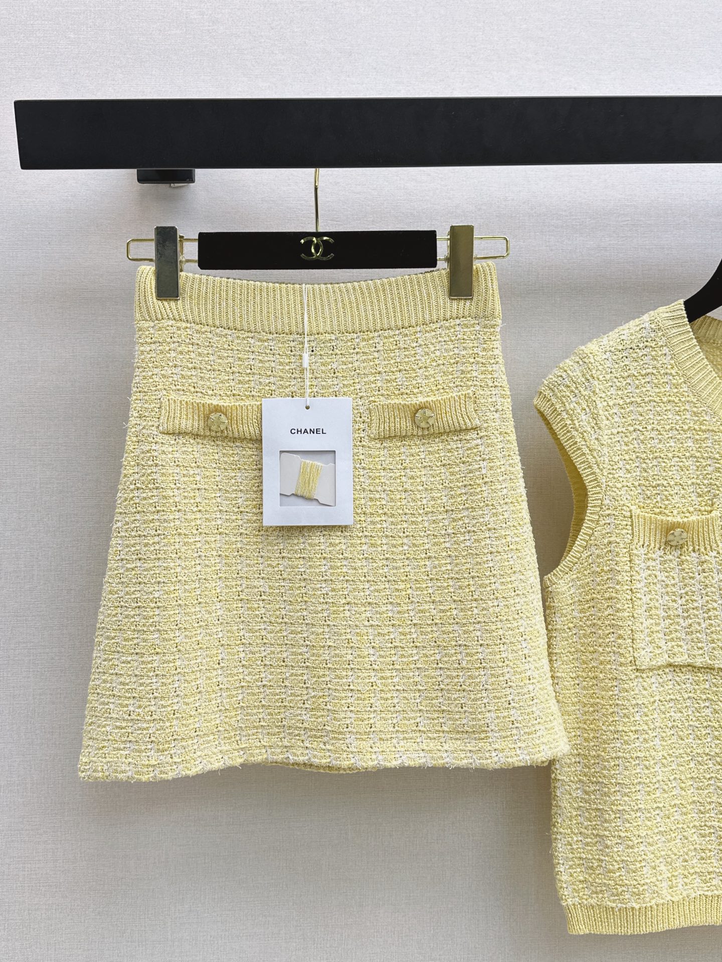 Chan New Sleeveless Knit Cardigan+Skirt Set