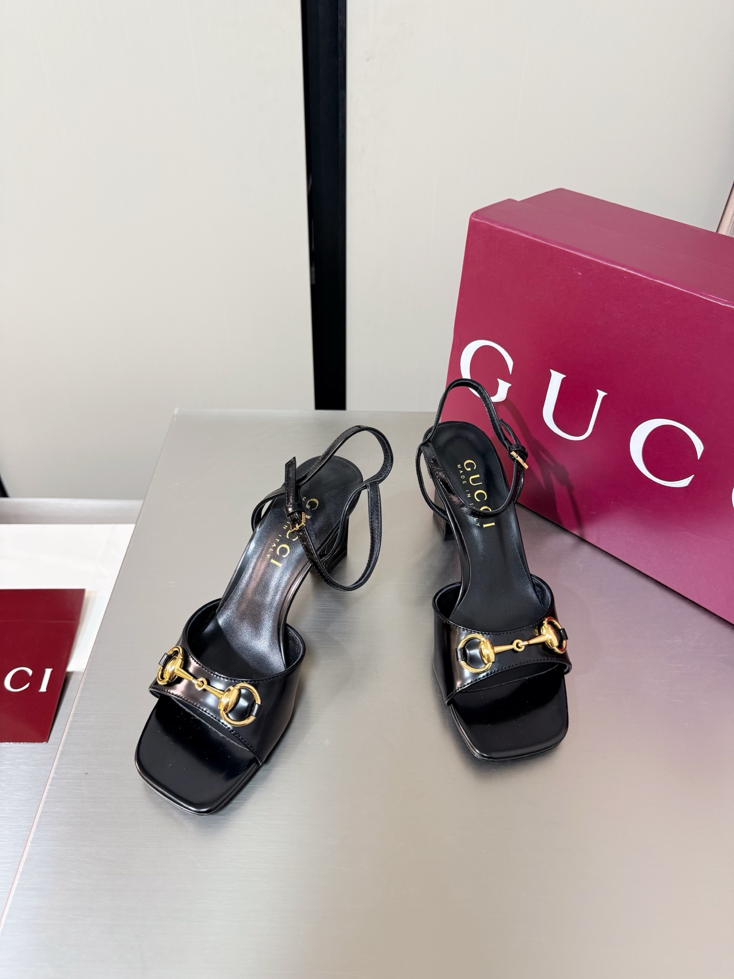 Gucc New Saddle buckle flat heel