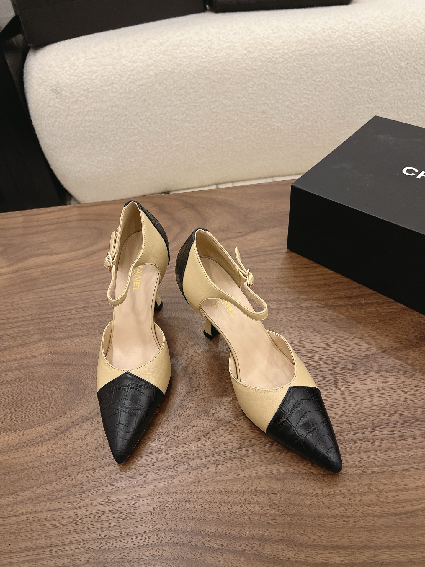 Chan New pointed high heels