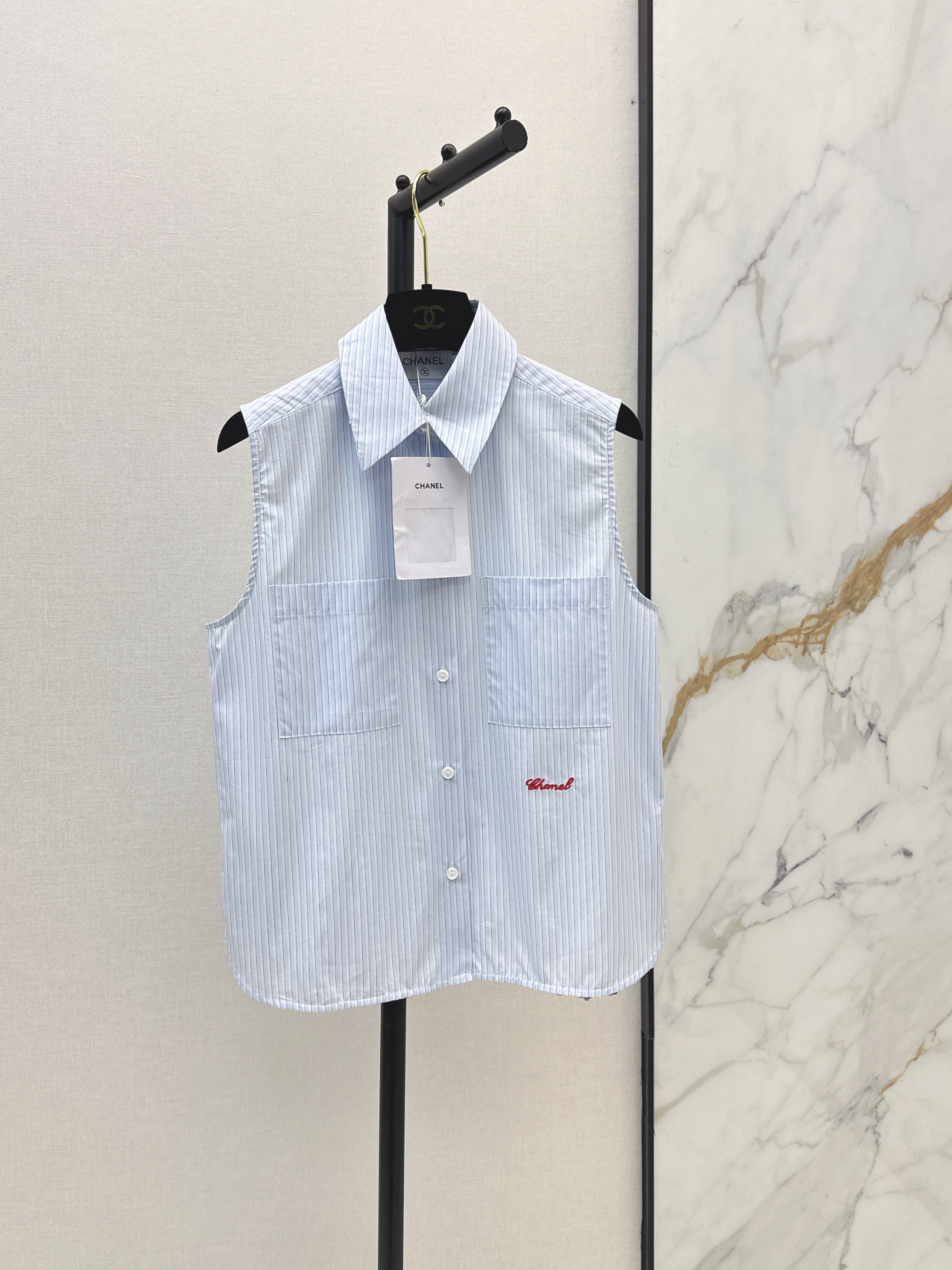 Chan New Sleeveless shirt with pearl buttons