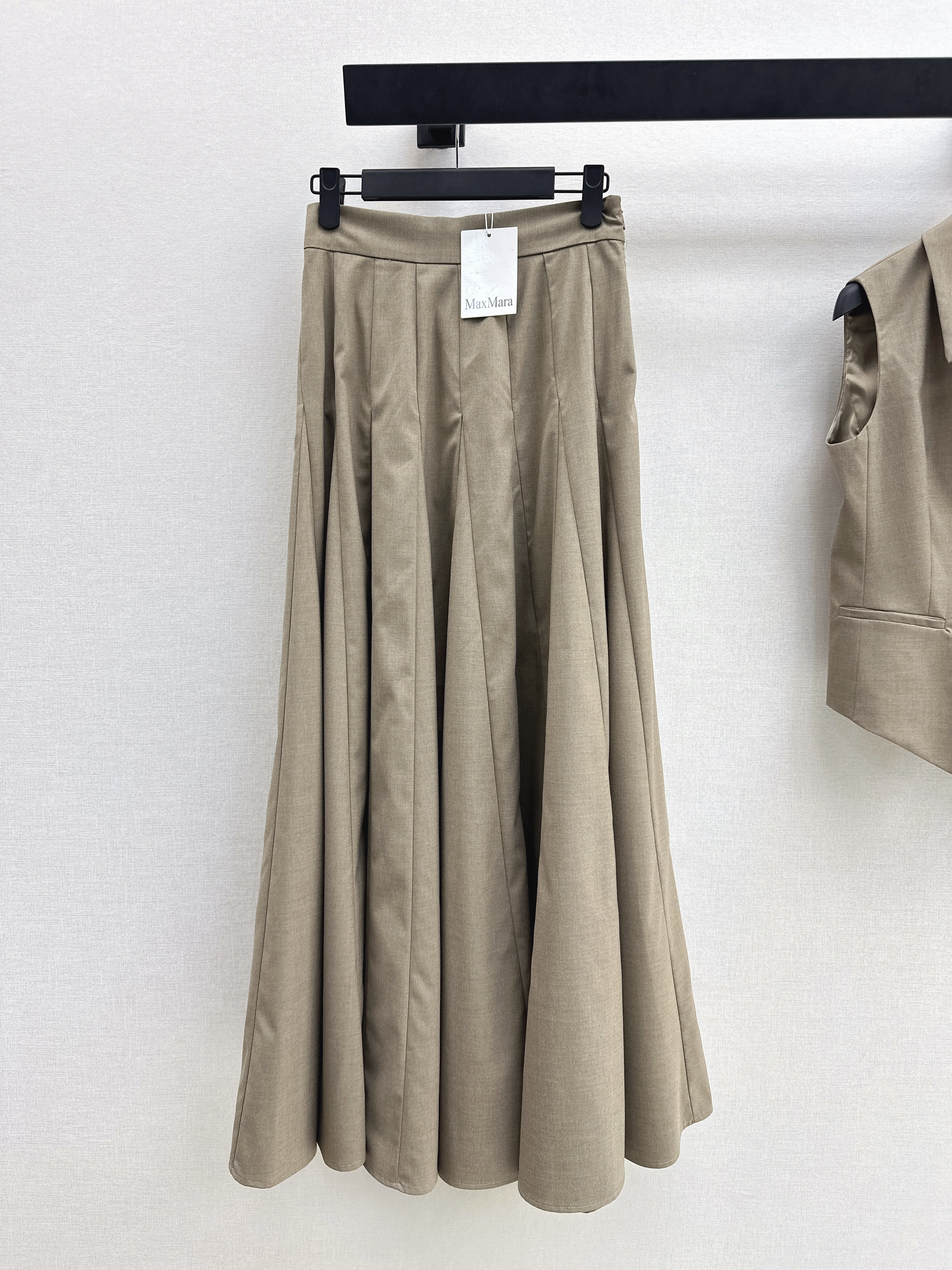 Max New pleated skirt