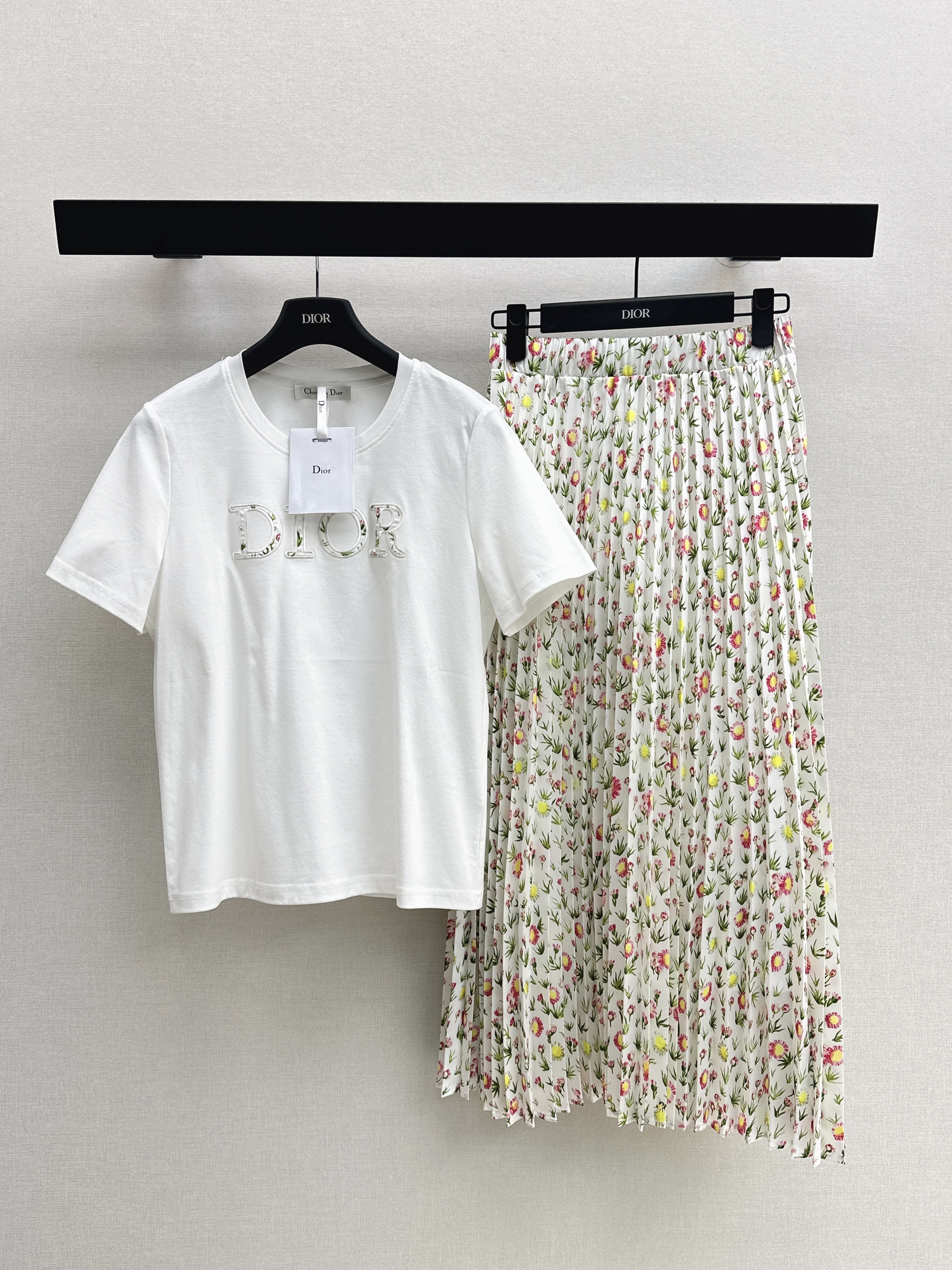 CD New T-shirt + pleated floral skirt set