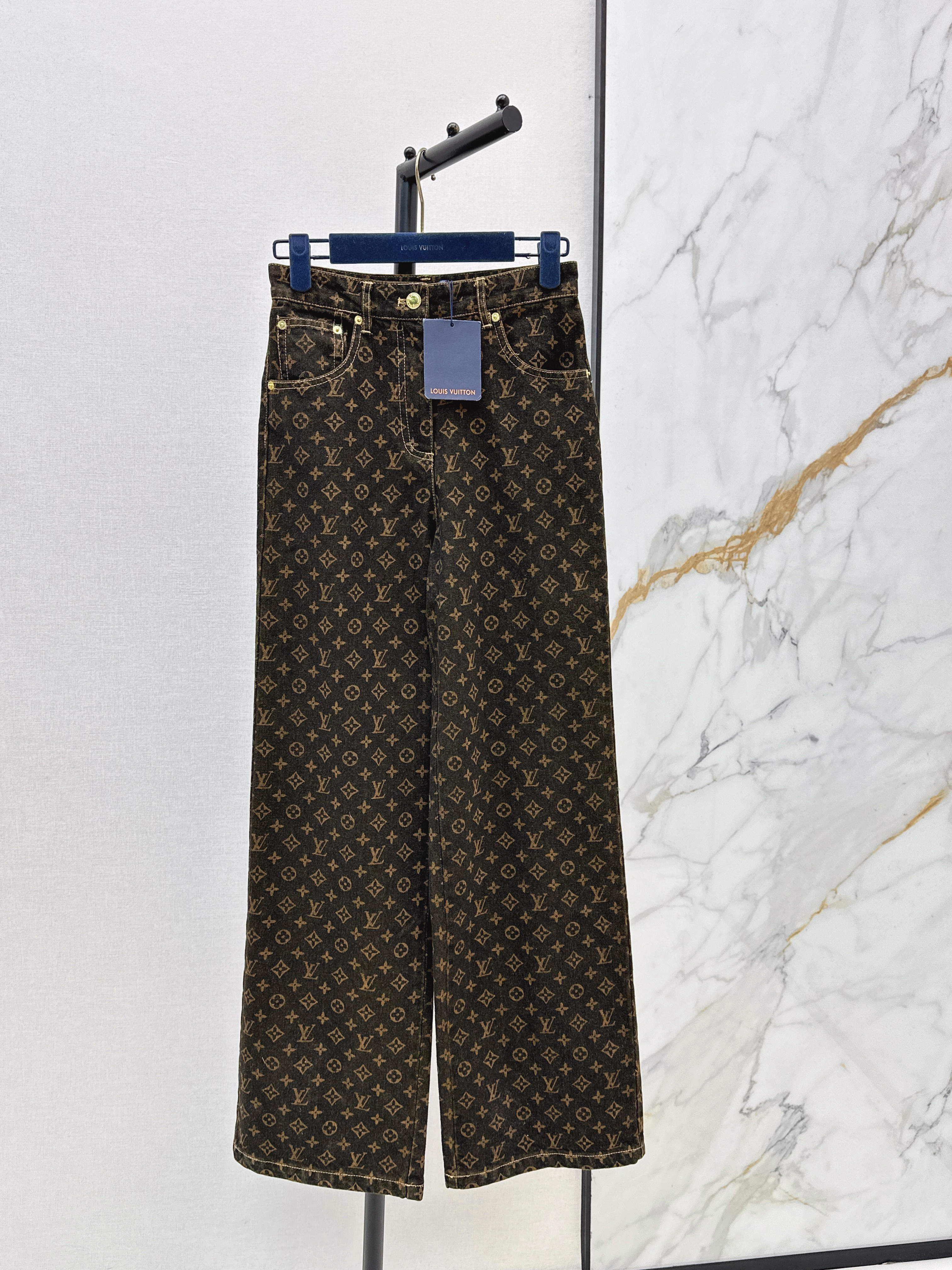 Louis New Jeans