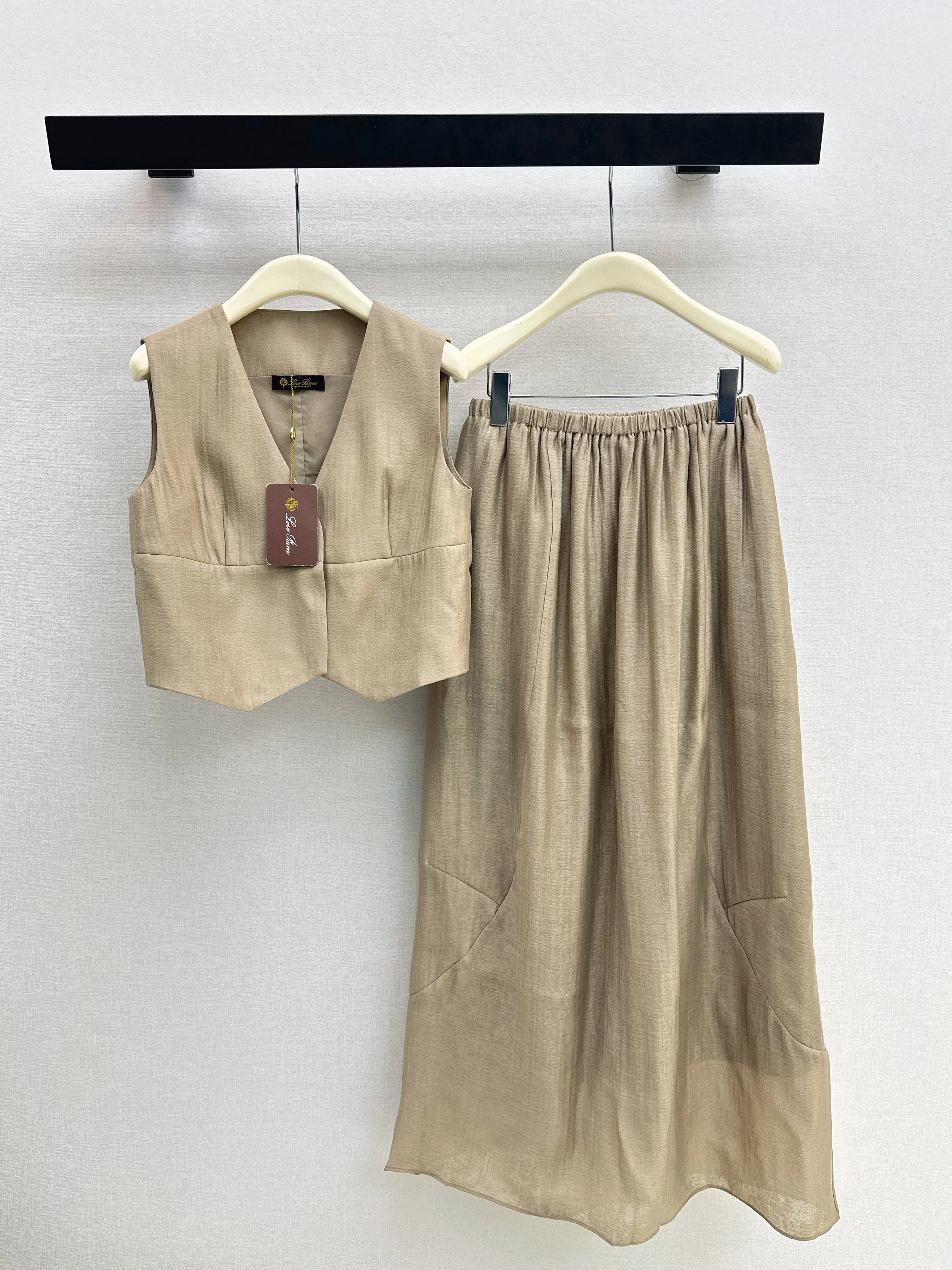 Loro NEW sleeveless vest + skirt set