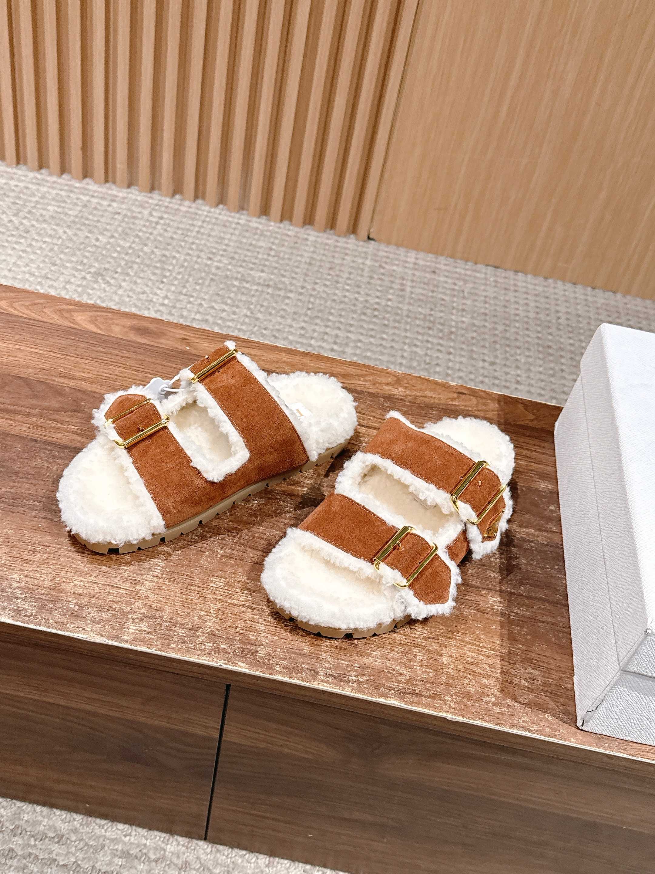 Pra New fluffy slippers