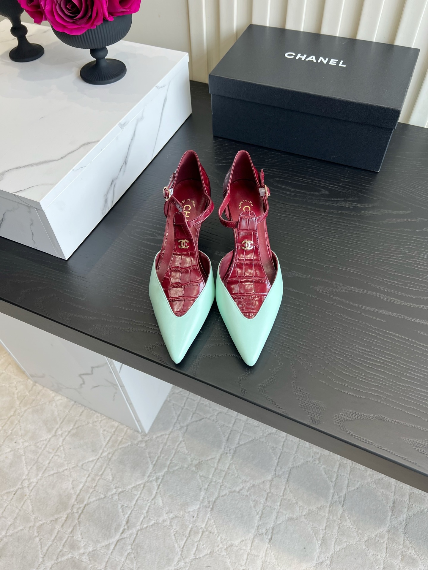 Chan NEW Contrasting pointed high heels