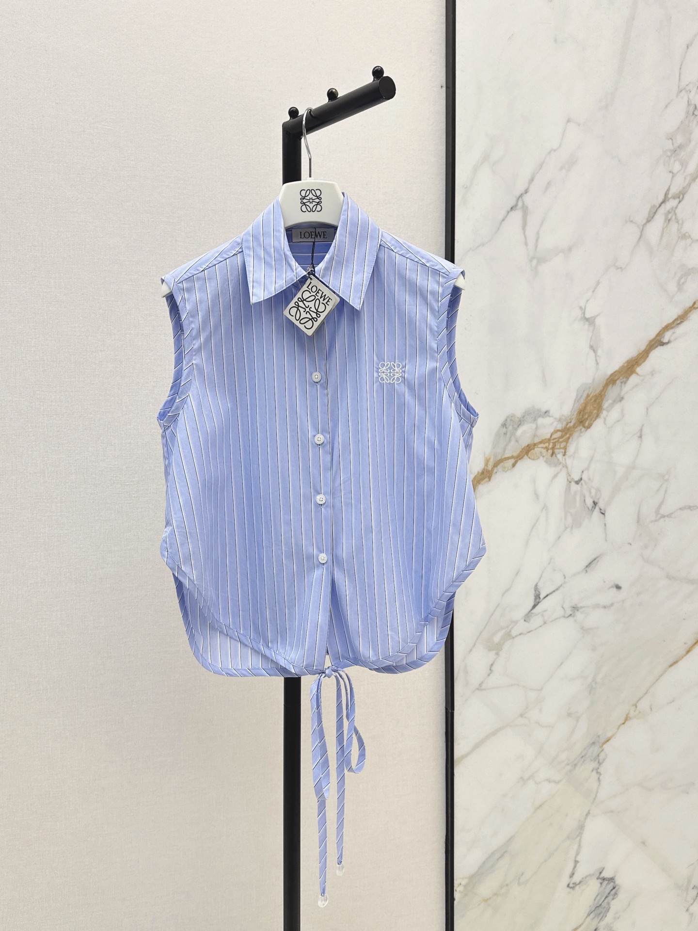 Loe New Sleeveless embroidered shirt