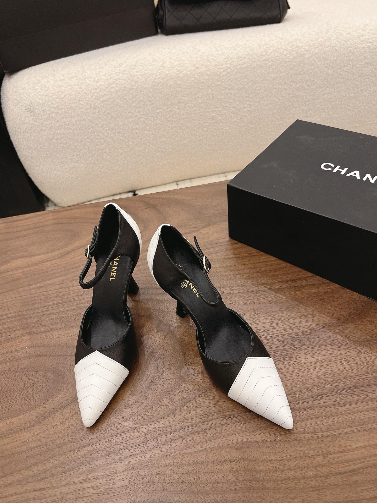 Chan New pointed high heels