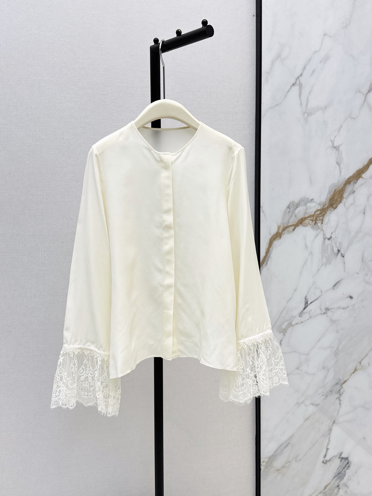 Chol New Lace bell sleeve shirt