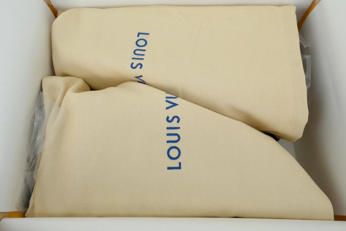 Pkkicks God Batch LOUIS VUITTON Plum Blossom Drill in Black