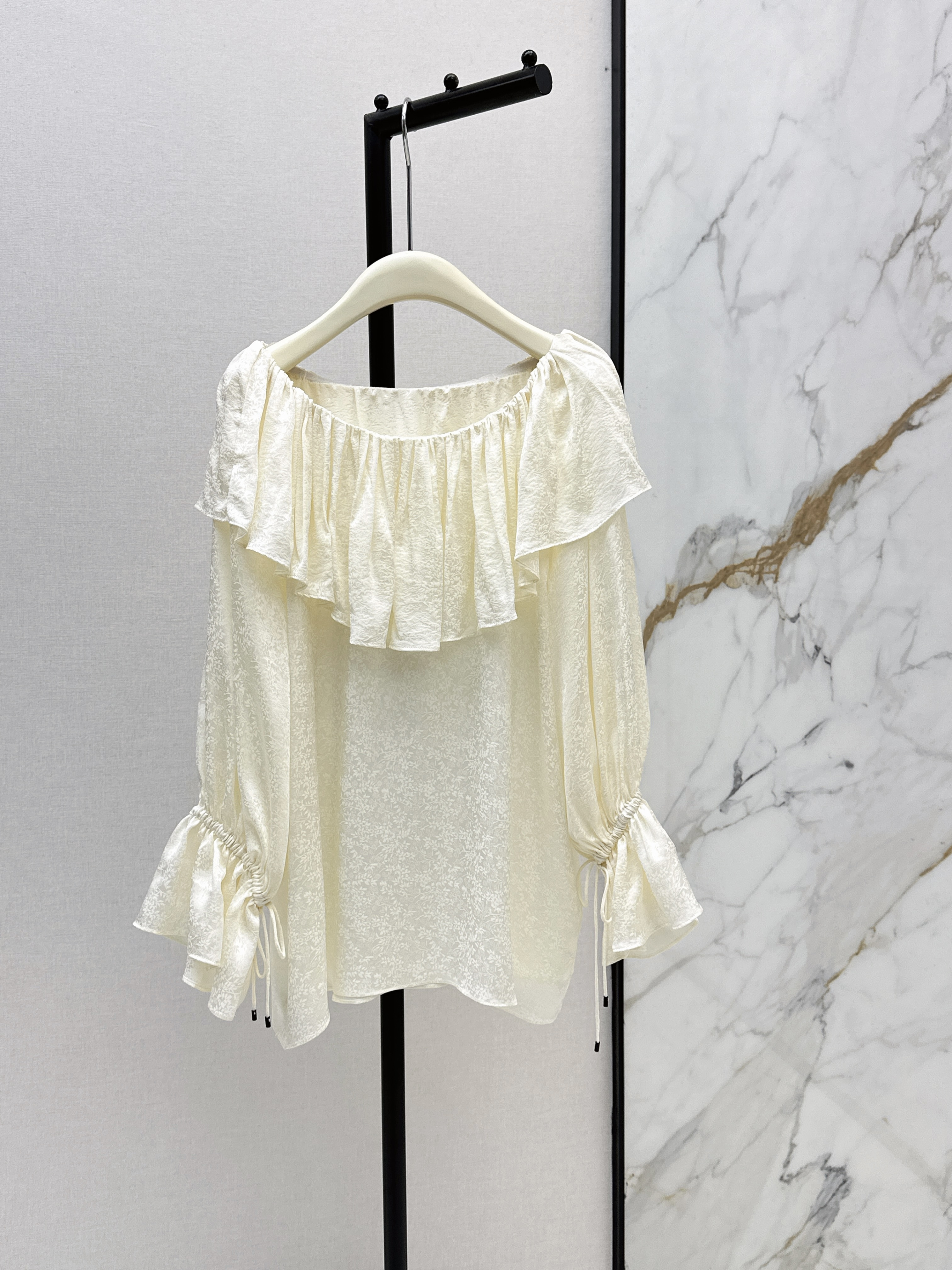 Chol New Off-shoulder ruffle blouse
