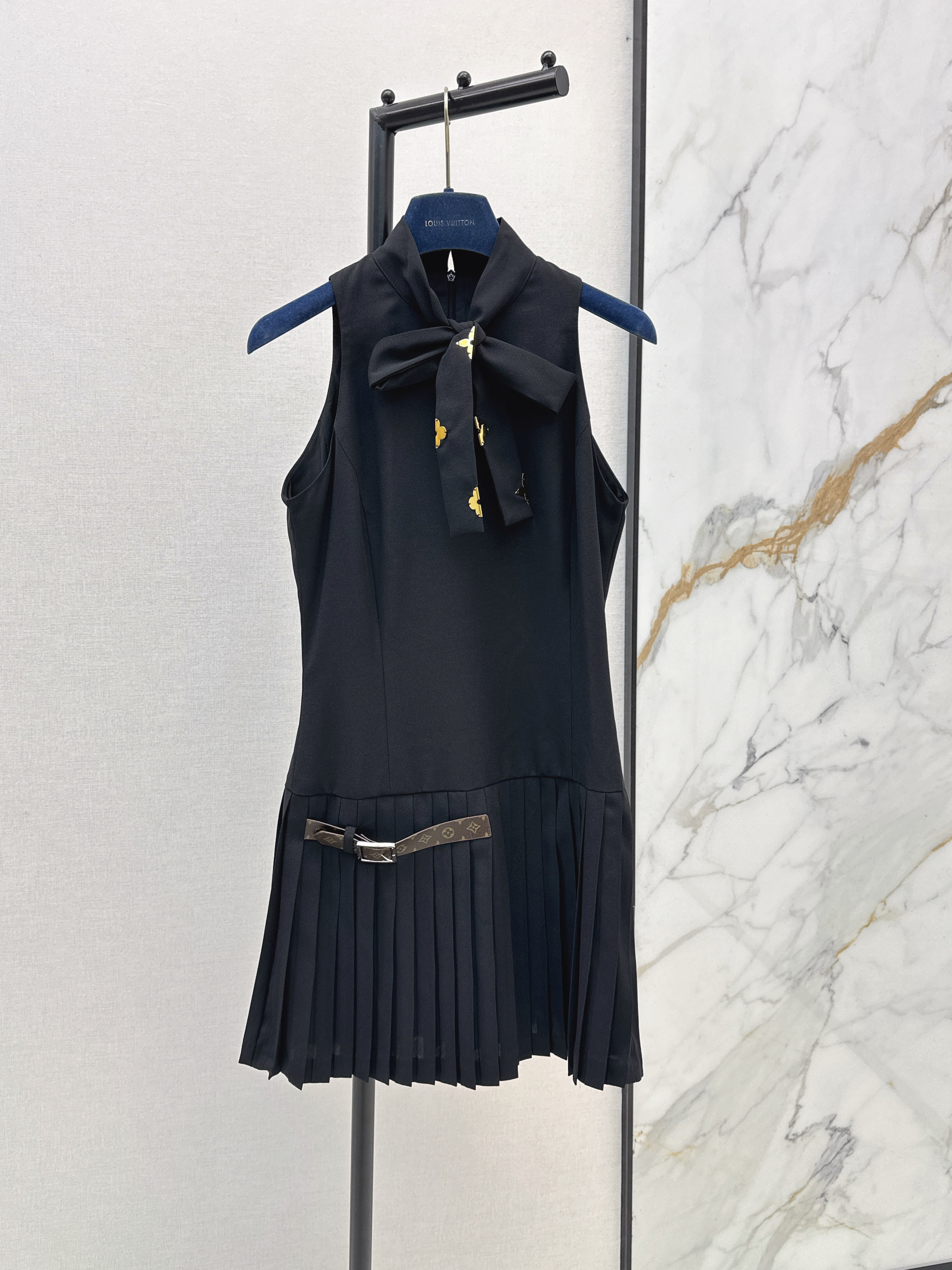 Louis New pleated sleeveless dress