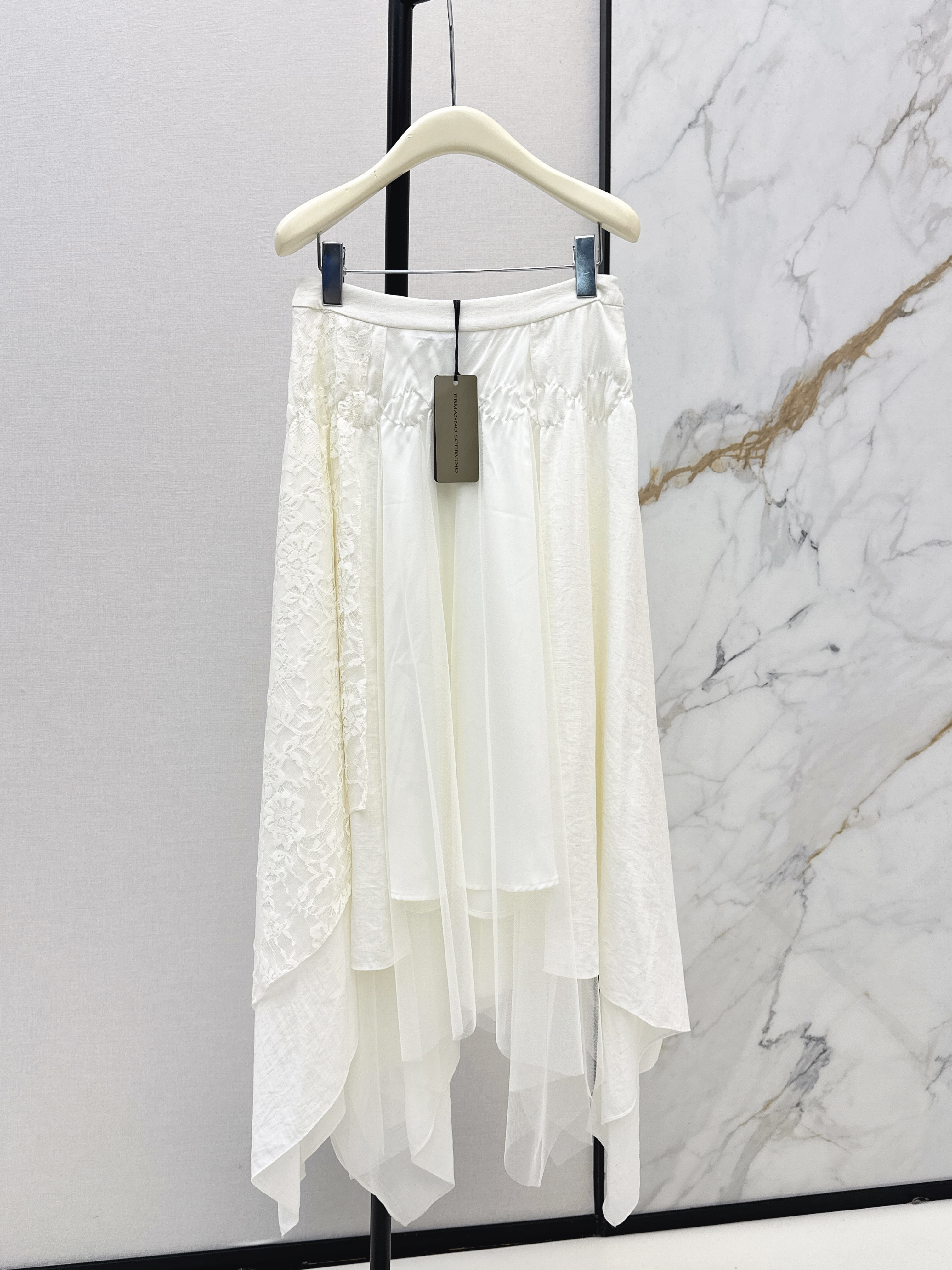 ES New asymmetrical skirt