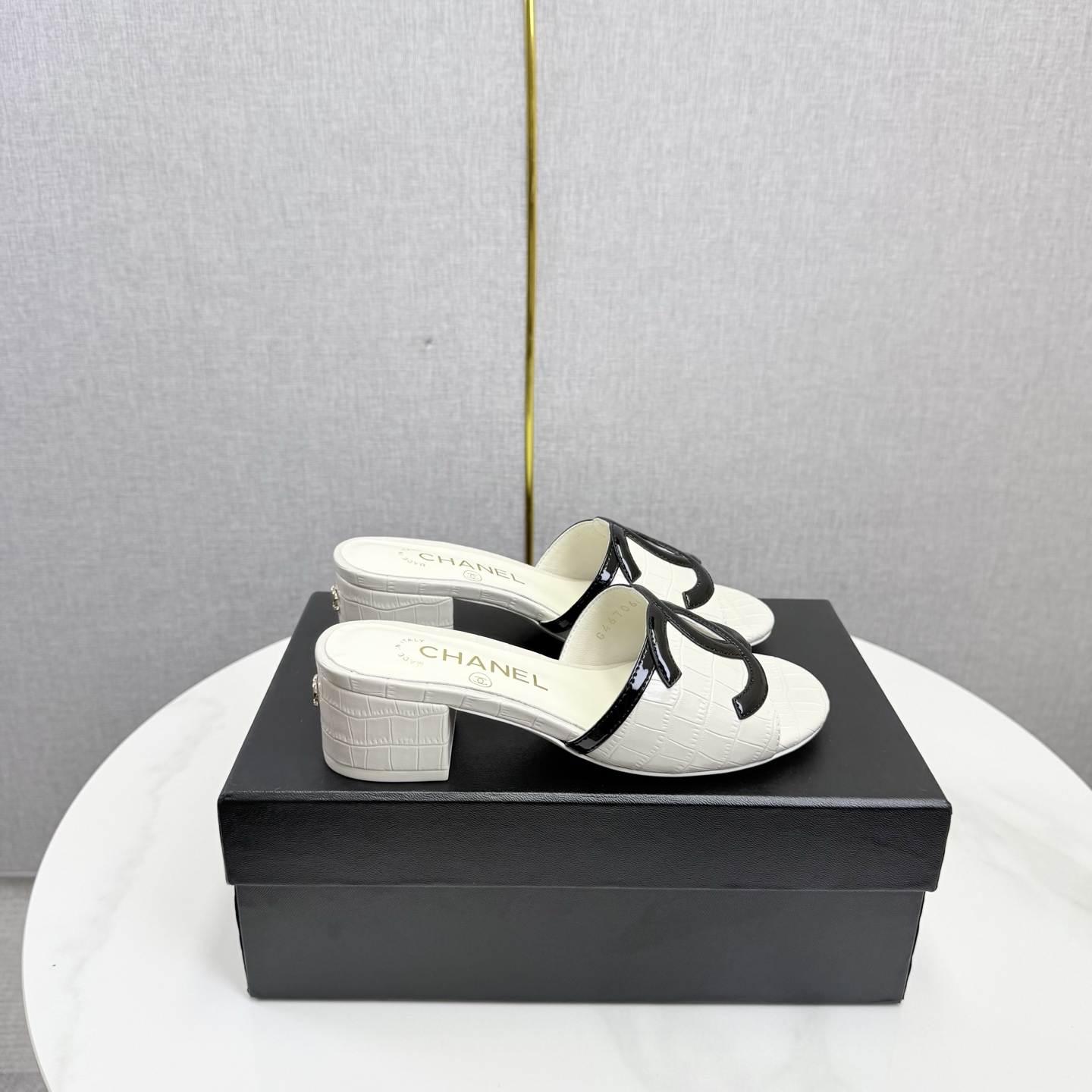 Chan New Patent leather slippers