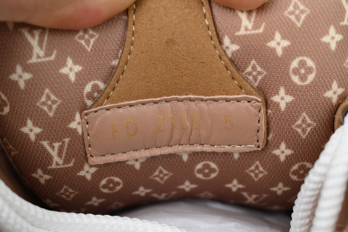 Pkkicks God Batch LOUIS VUITTON White Brown Diamond Surface