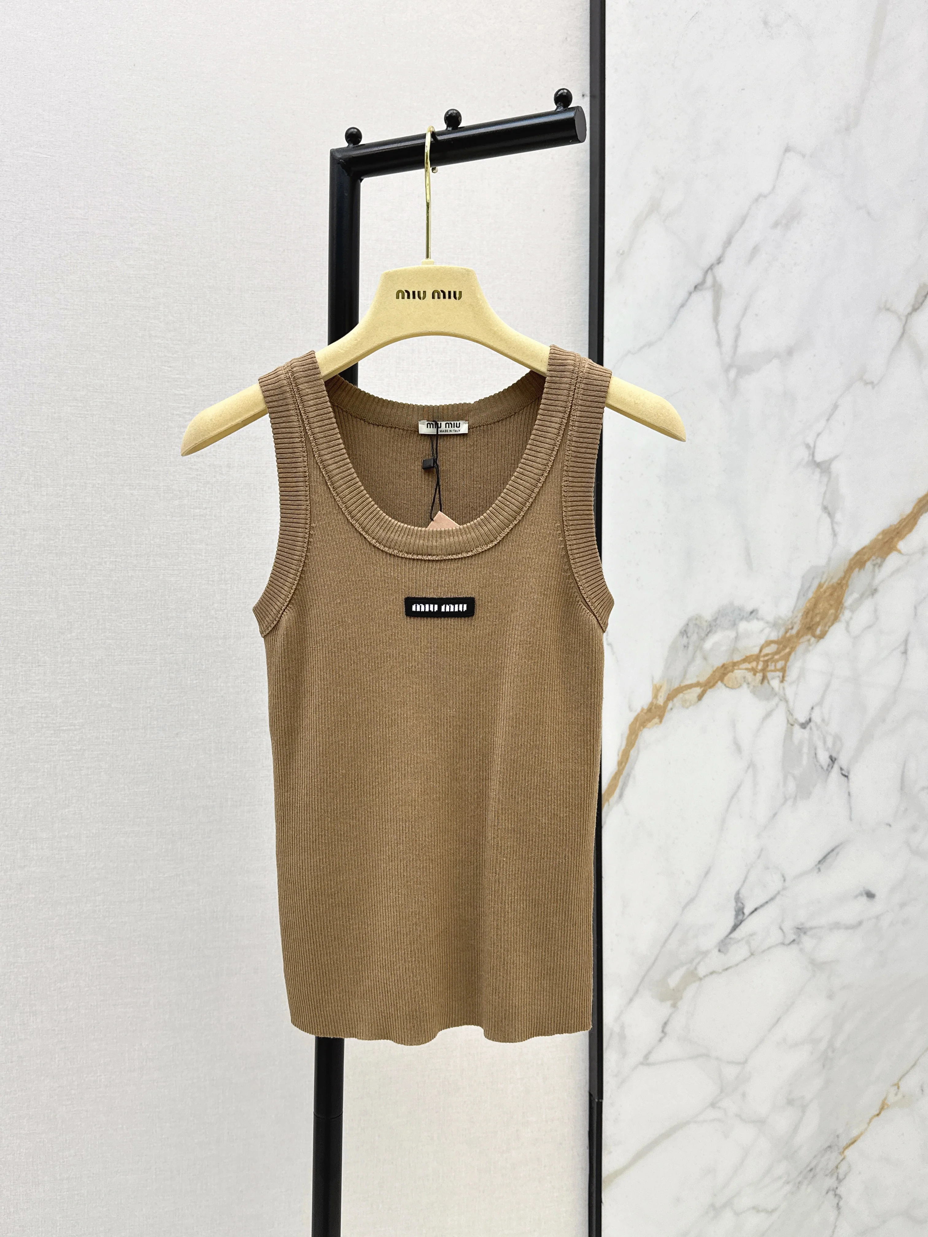 Miu NEW sleeveless vest