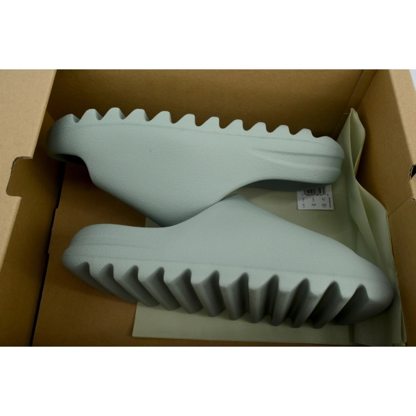 Dope sneakers Adidas Yeezy Iight Grayish Green ID5480