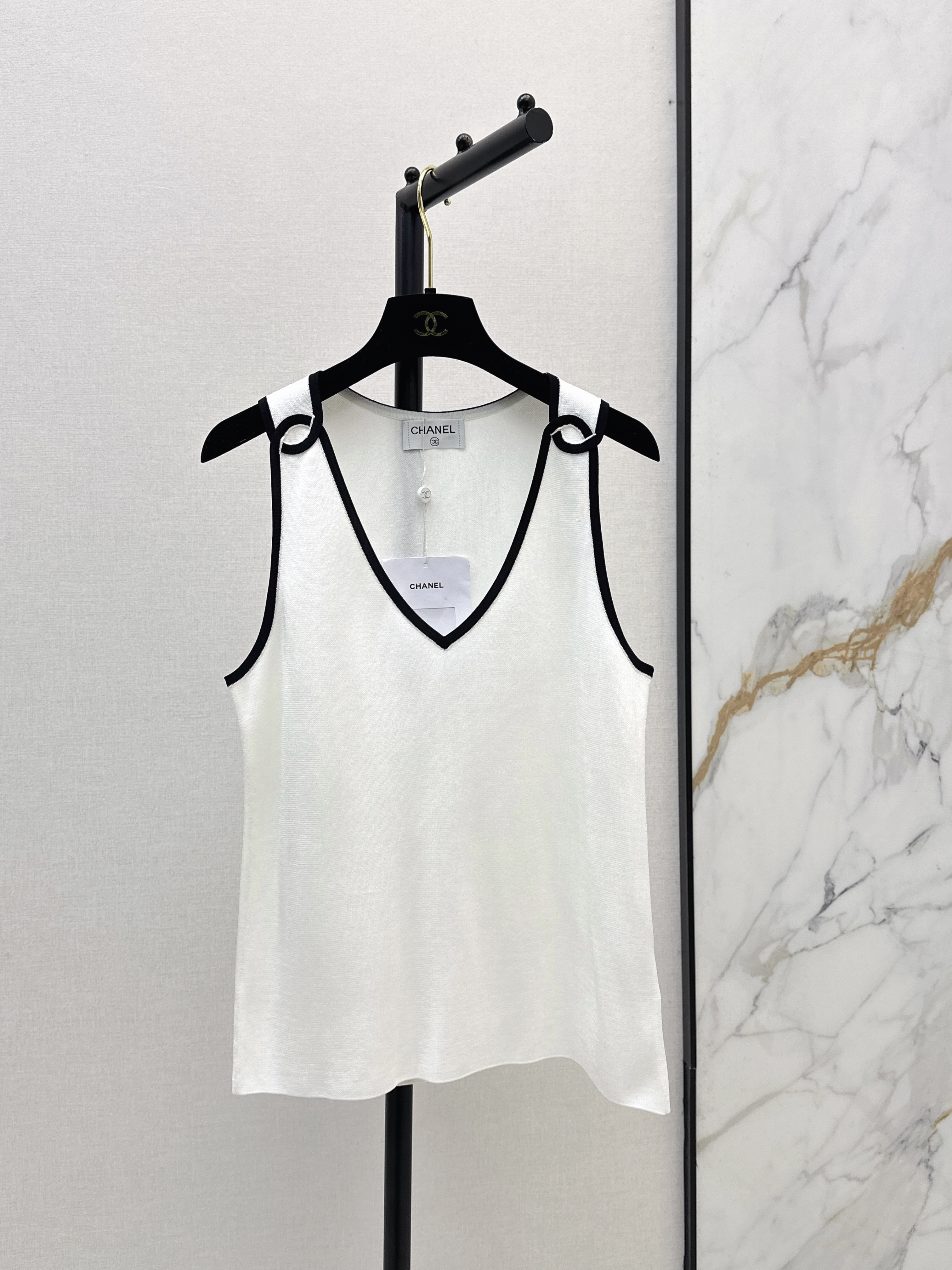 Chan New V-neck knitted vest