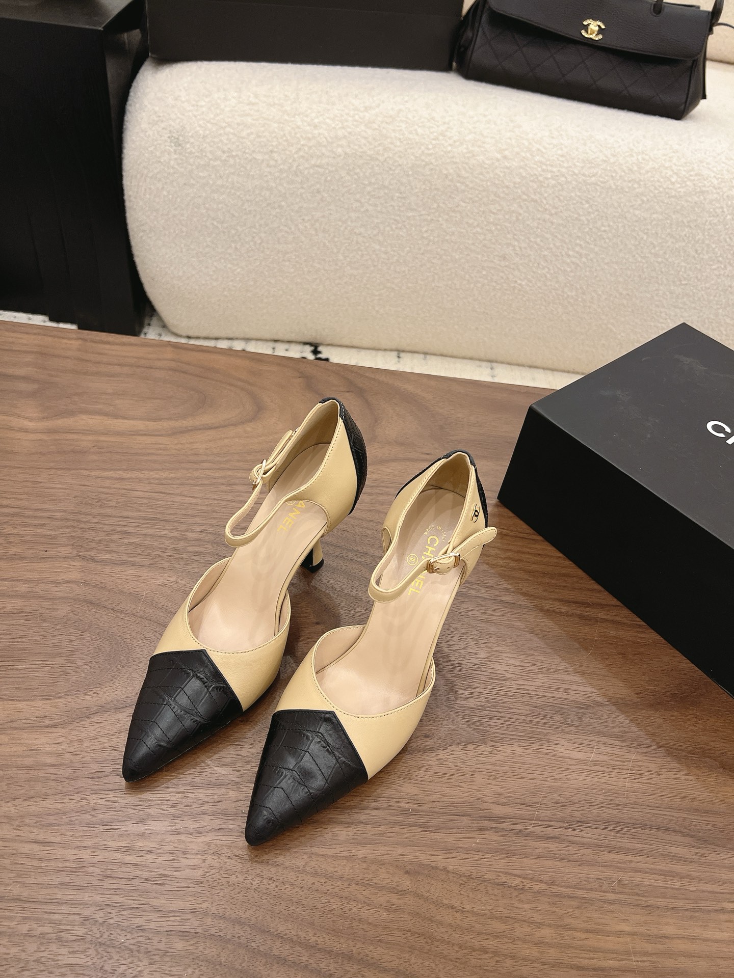 Chan New pointed high heels