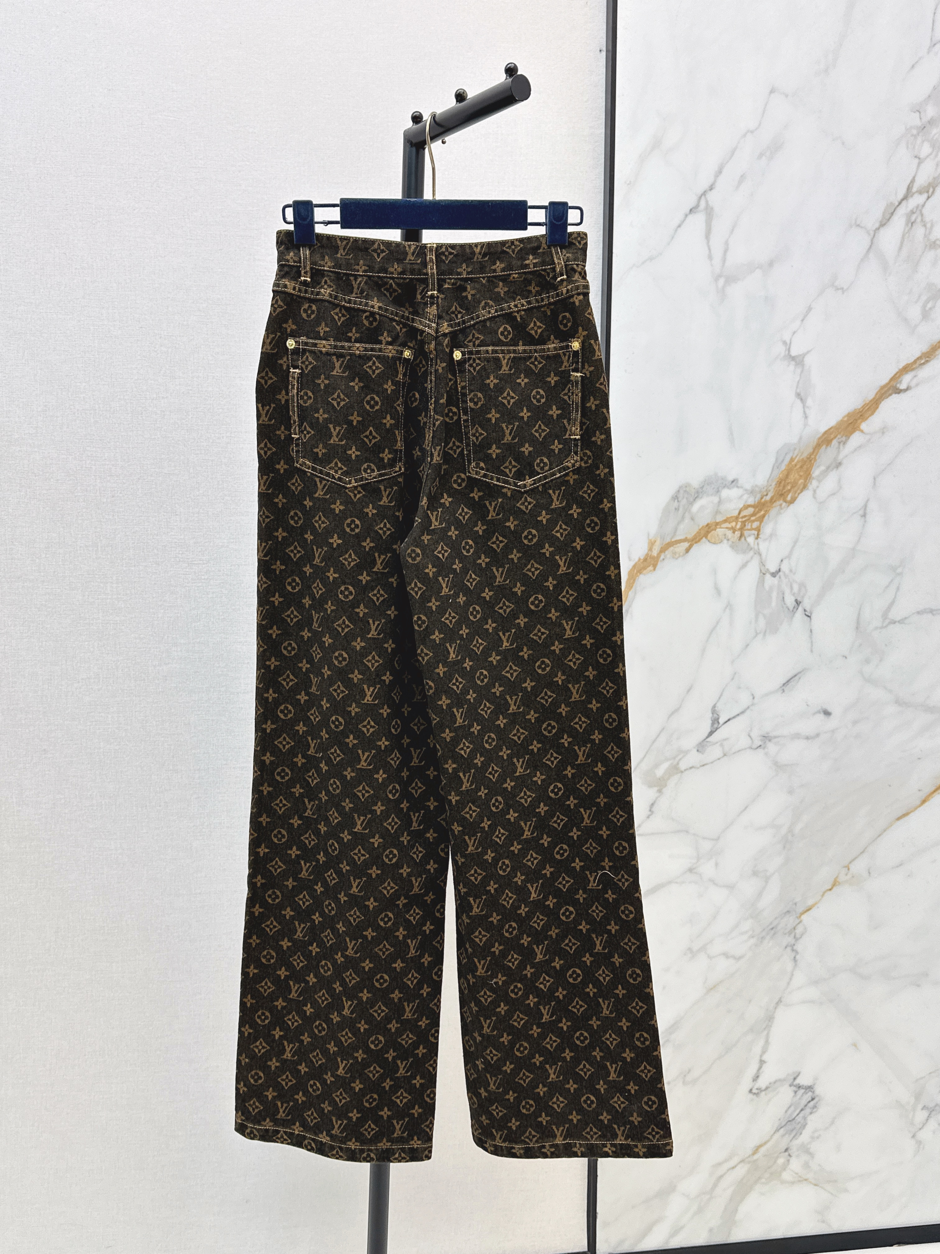Louis New Jeans