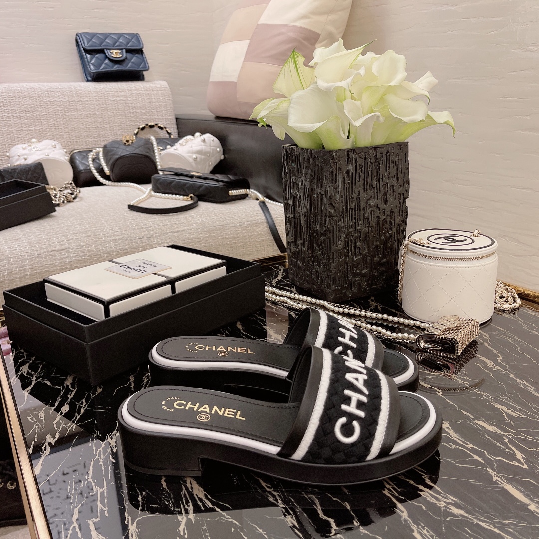 Chan New cool slippers