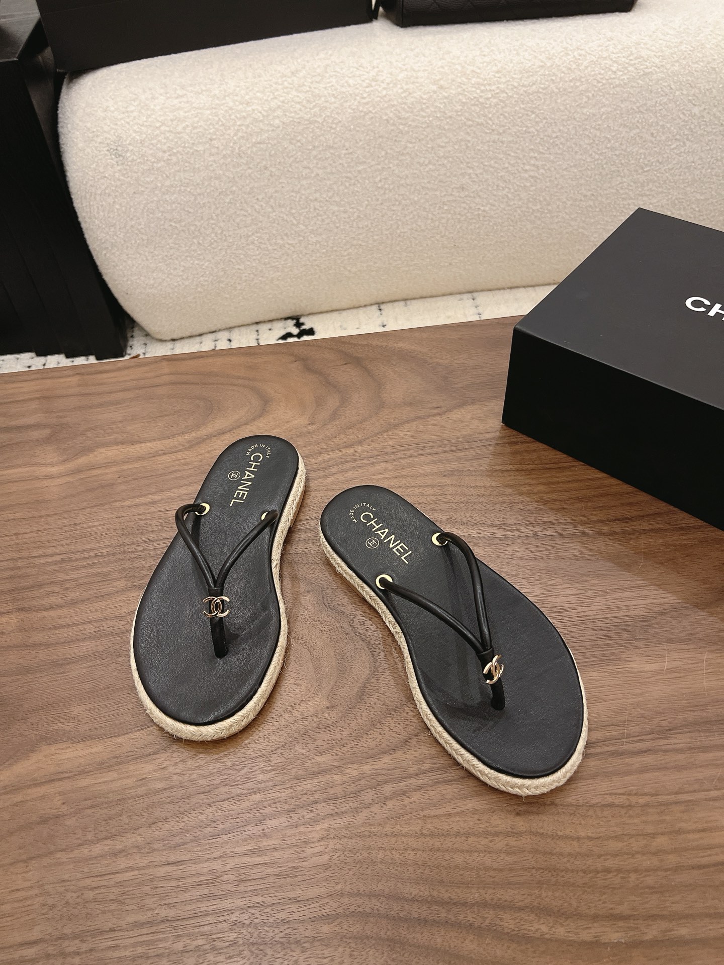 Chan New flip-flops