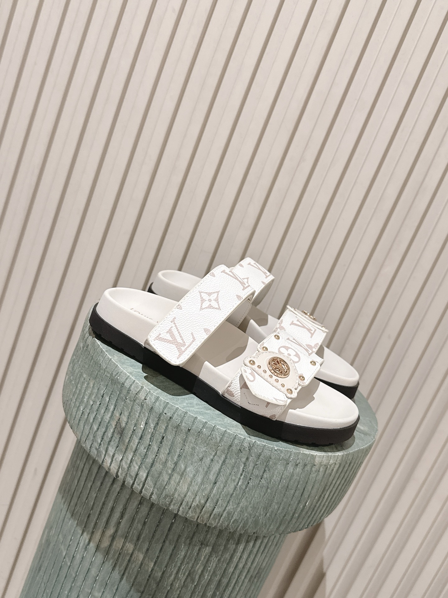 Louis New Double-strap flat sandals