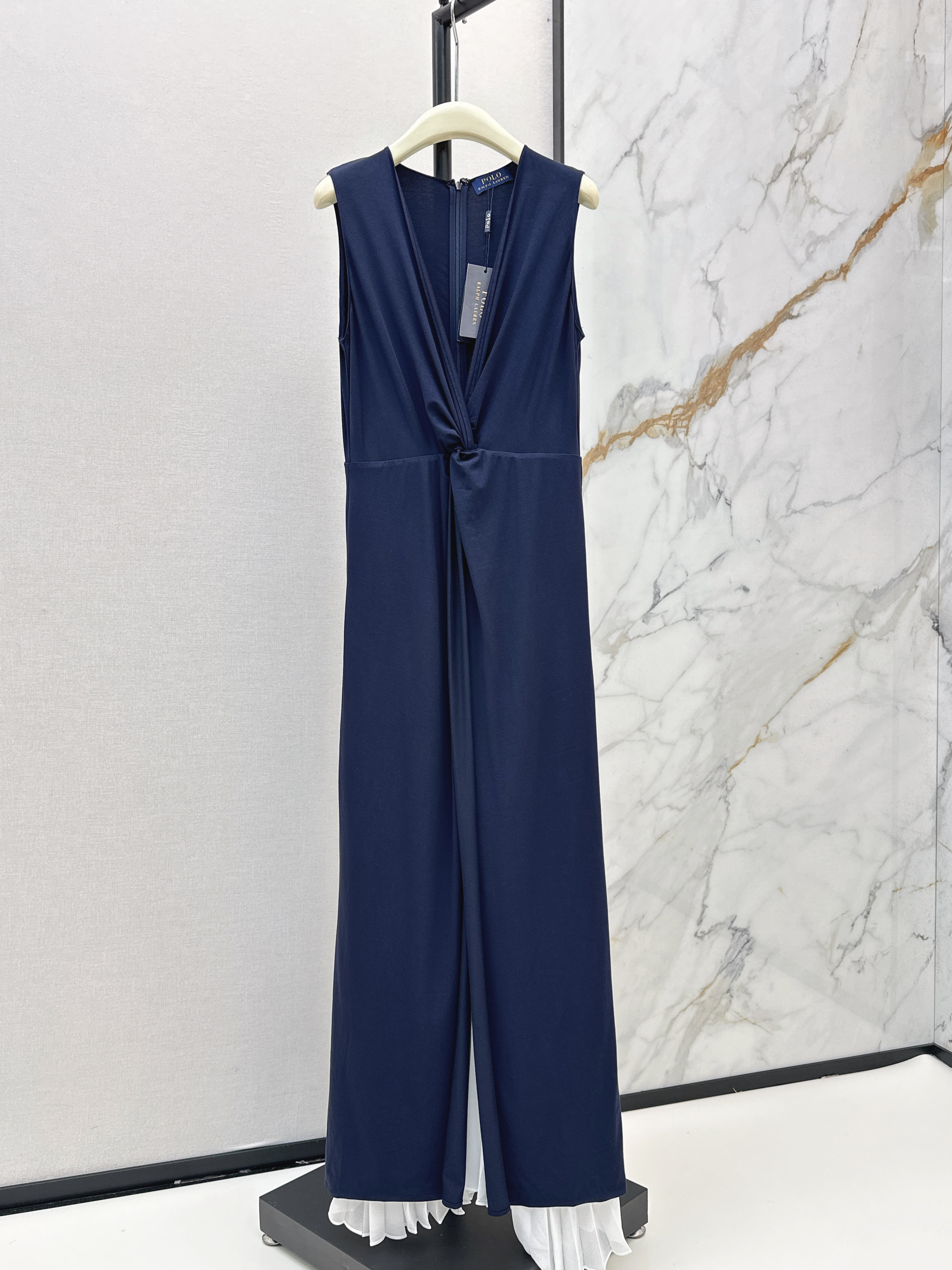 Ral New V-neck sleeveless dress