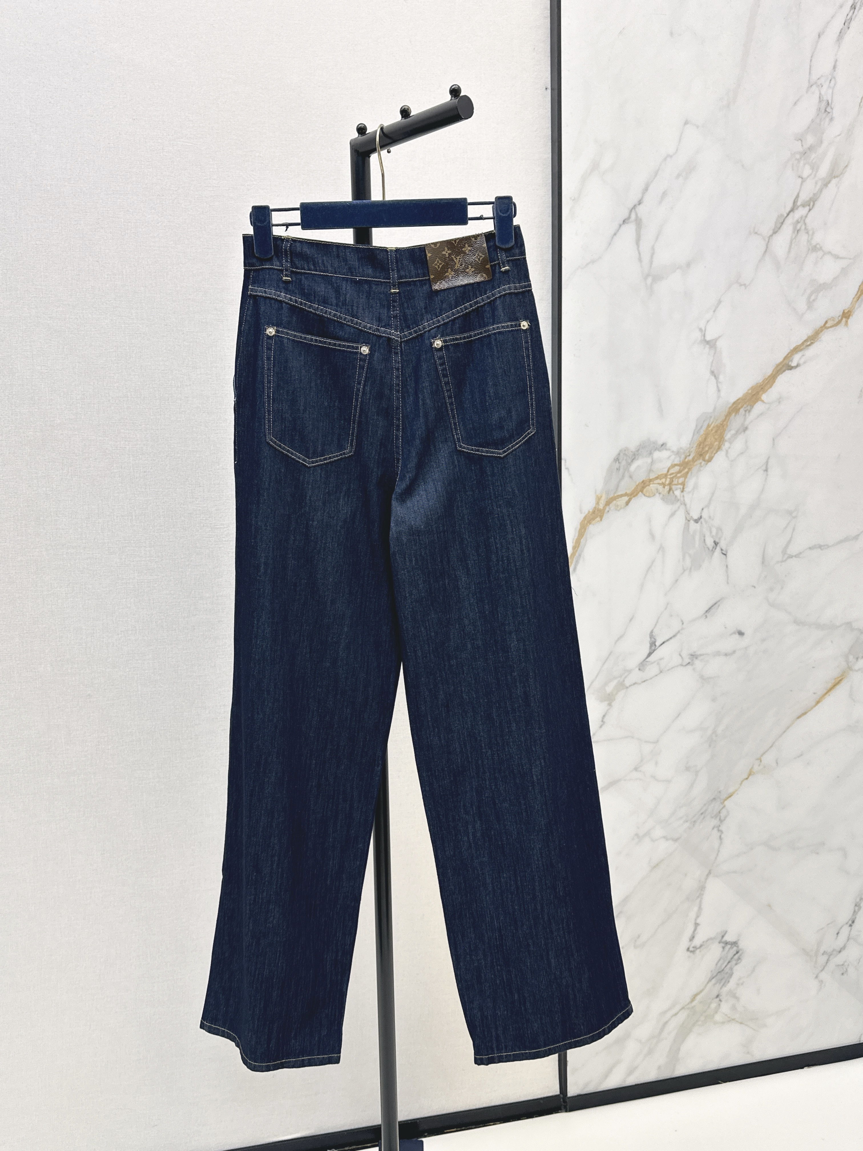 Louis New Jeans