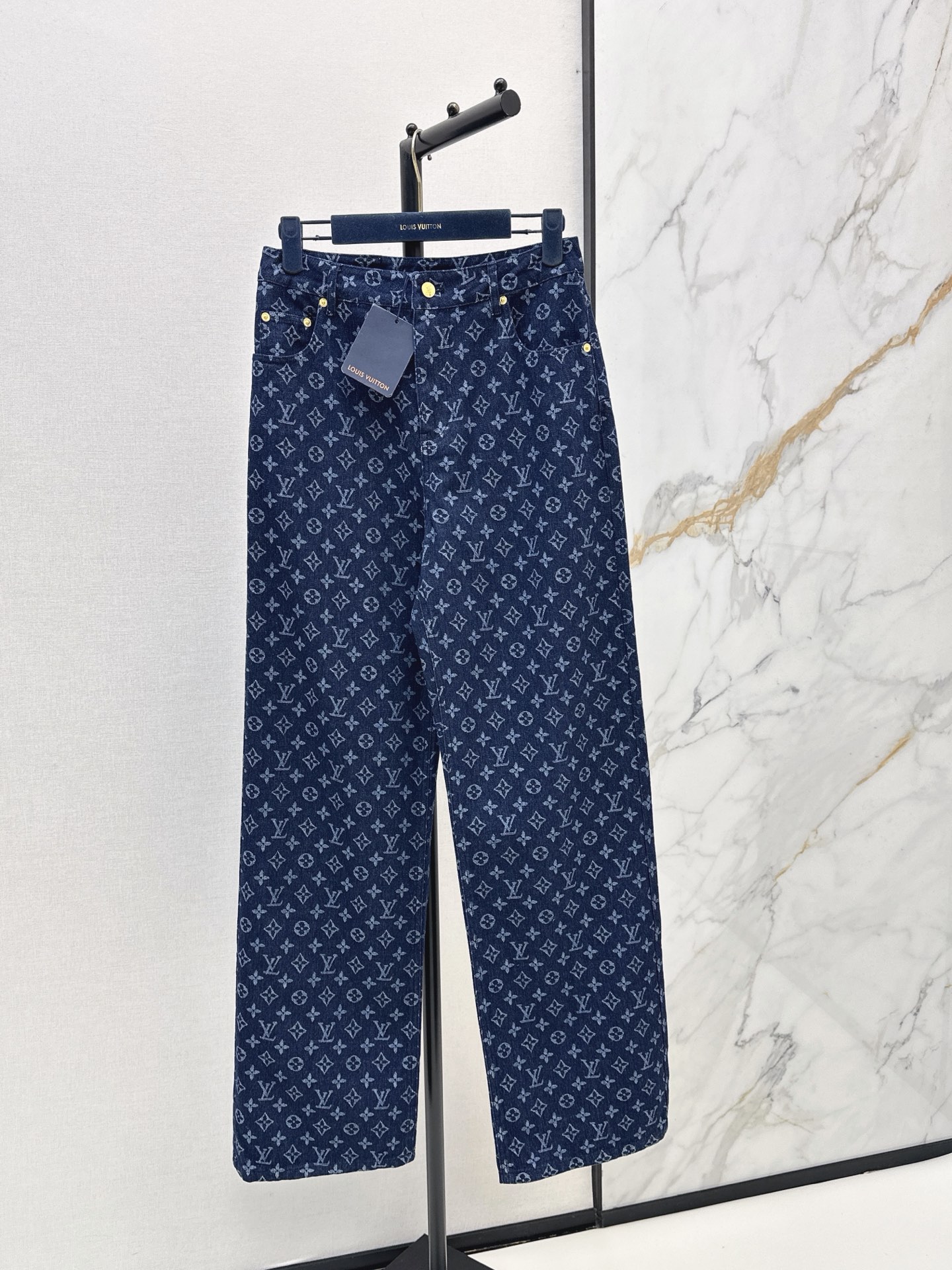 Louis New Jeans