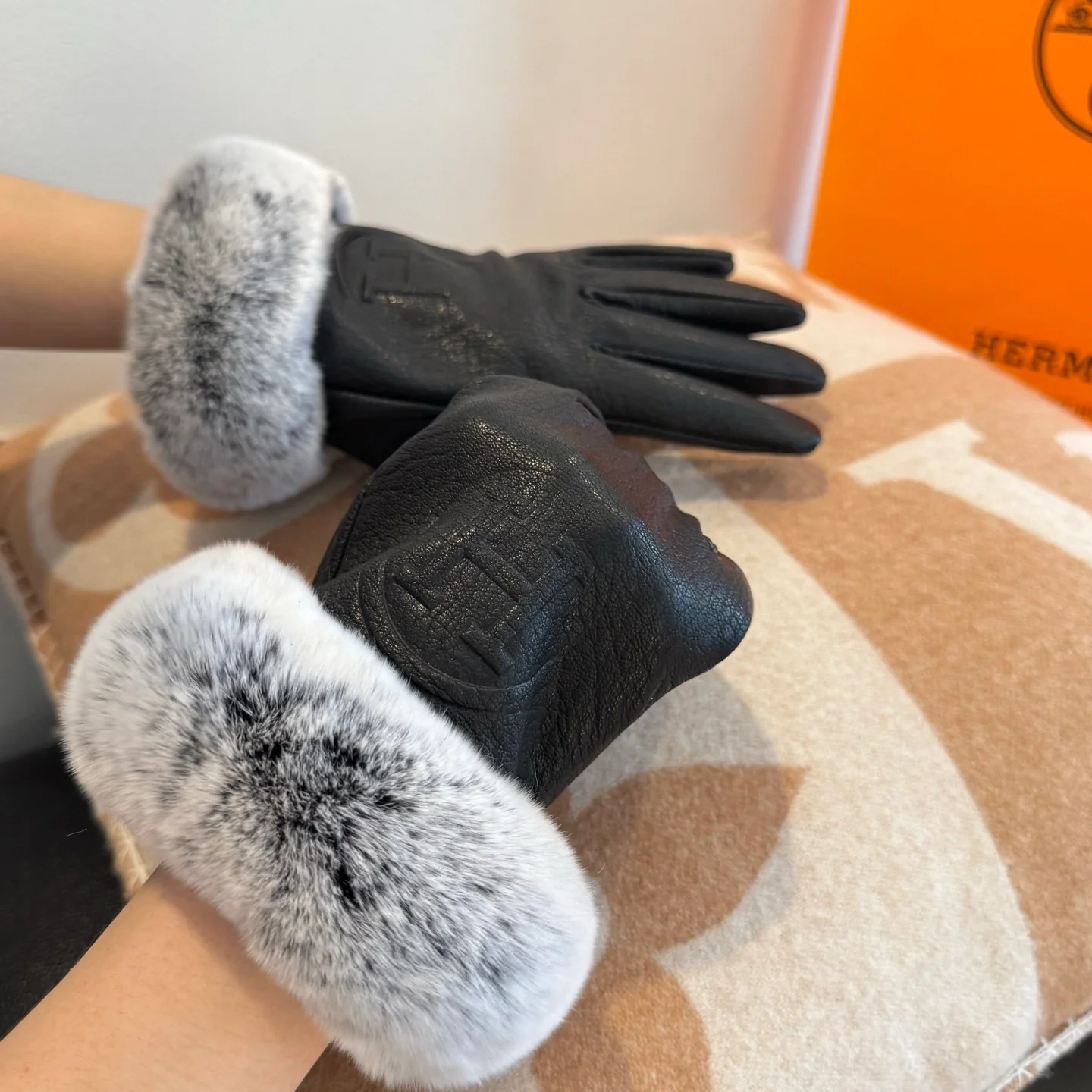 Herm New Leather gloves