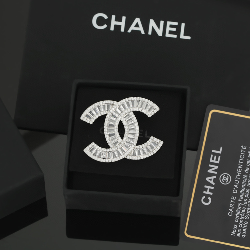 Chan New brooch
