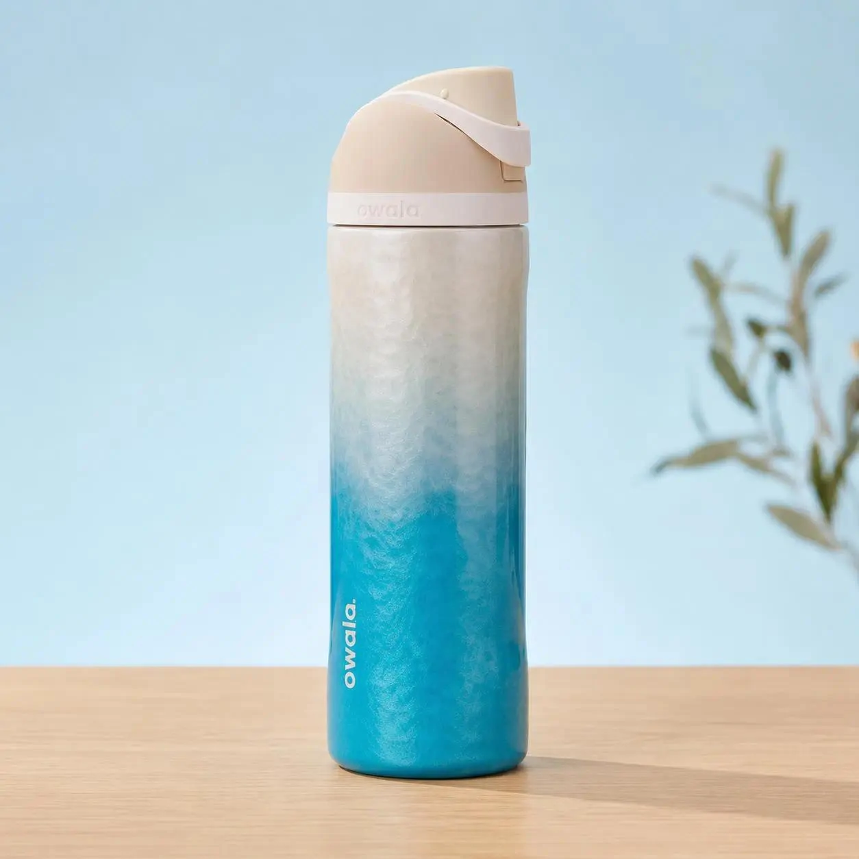 FreeSip Sway Insulated Water Bottle with Straw – Ocean Blue Gradient