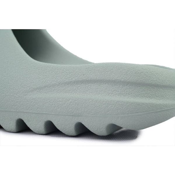 Dope sneakers Adidas Yeezy Iight Grayish Green ID5480