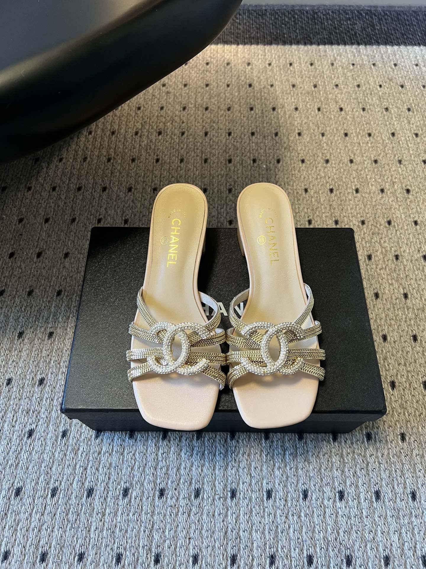 Chan New Metal woven strap slippers