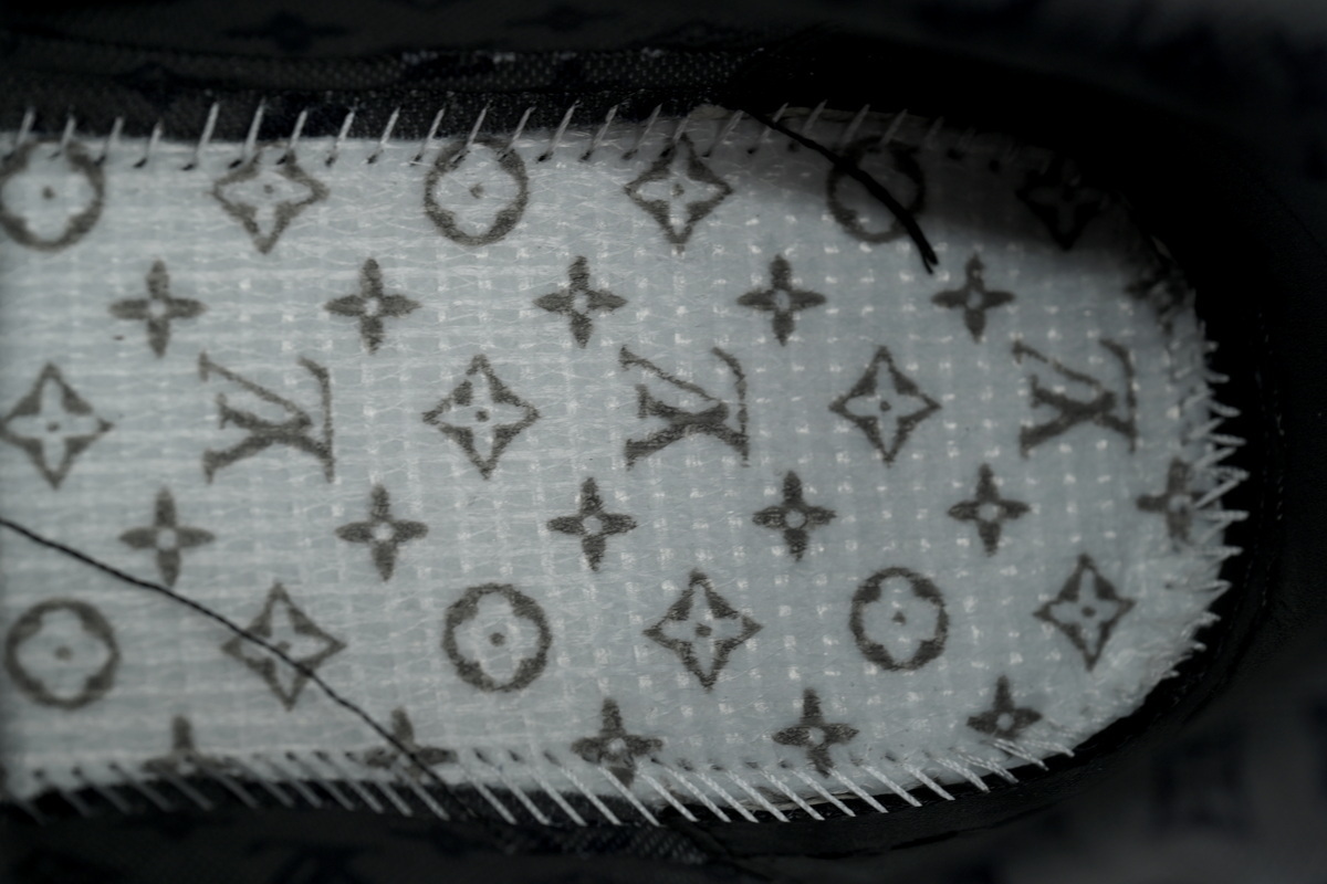Pkkicks God Batch LOUIS VUITTON Plum Blossom Drill in Black