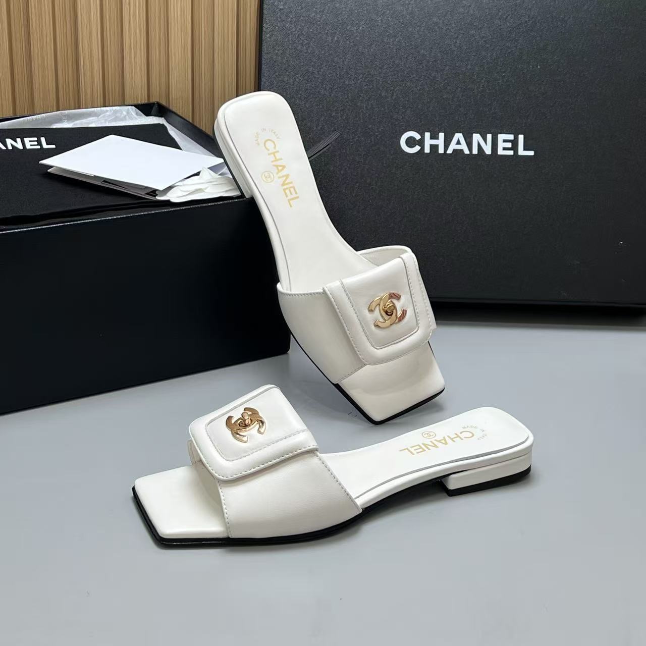 Chan New Square-toed slippers
