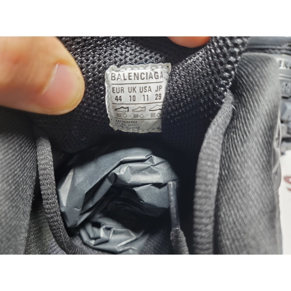 Balenciaga Defender Black 685613 W2RA6 1000
