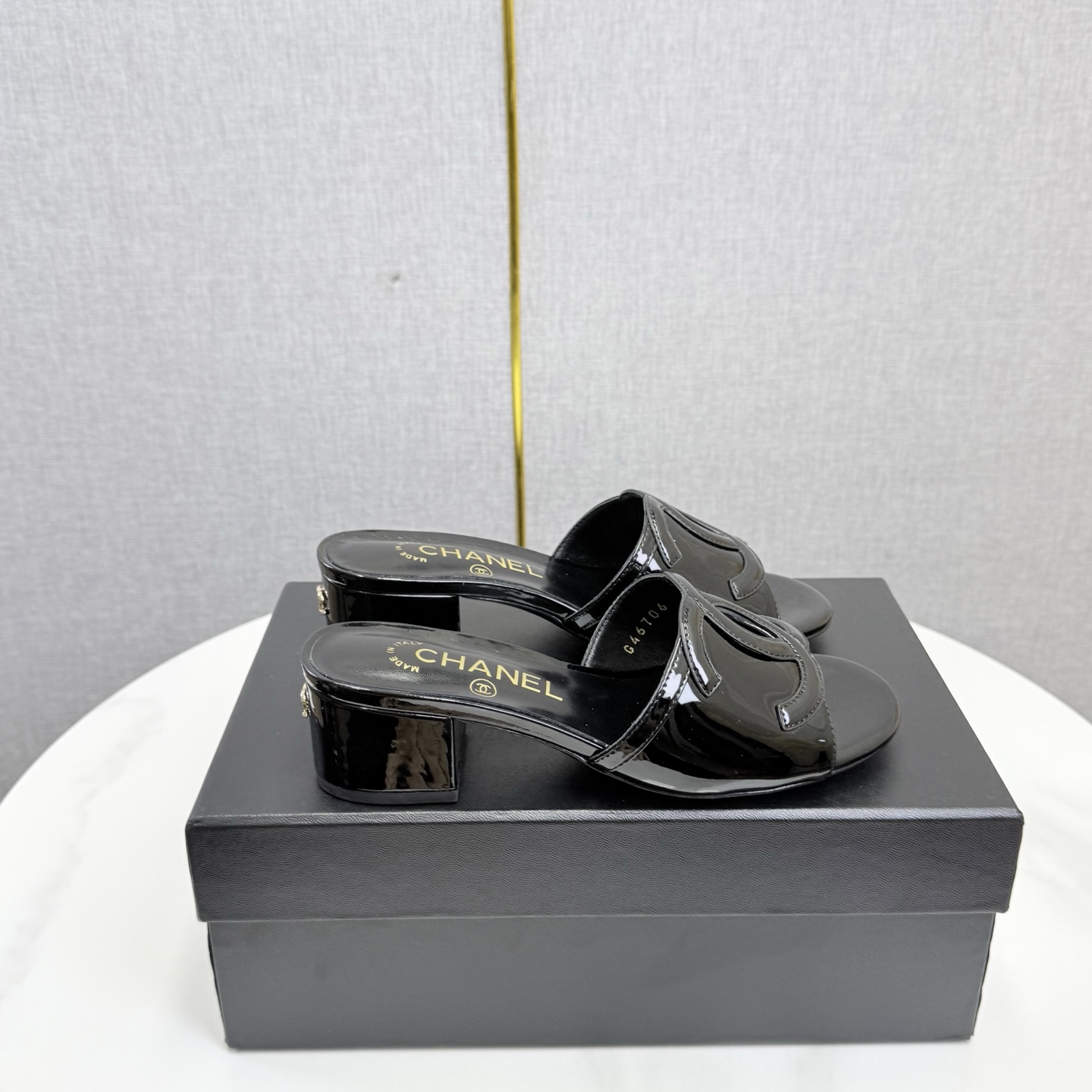 Chan New Patent leather slippers