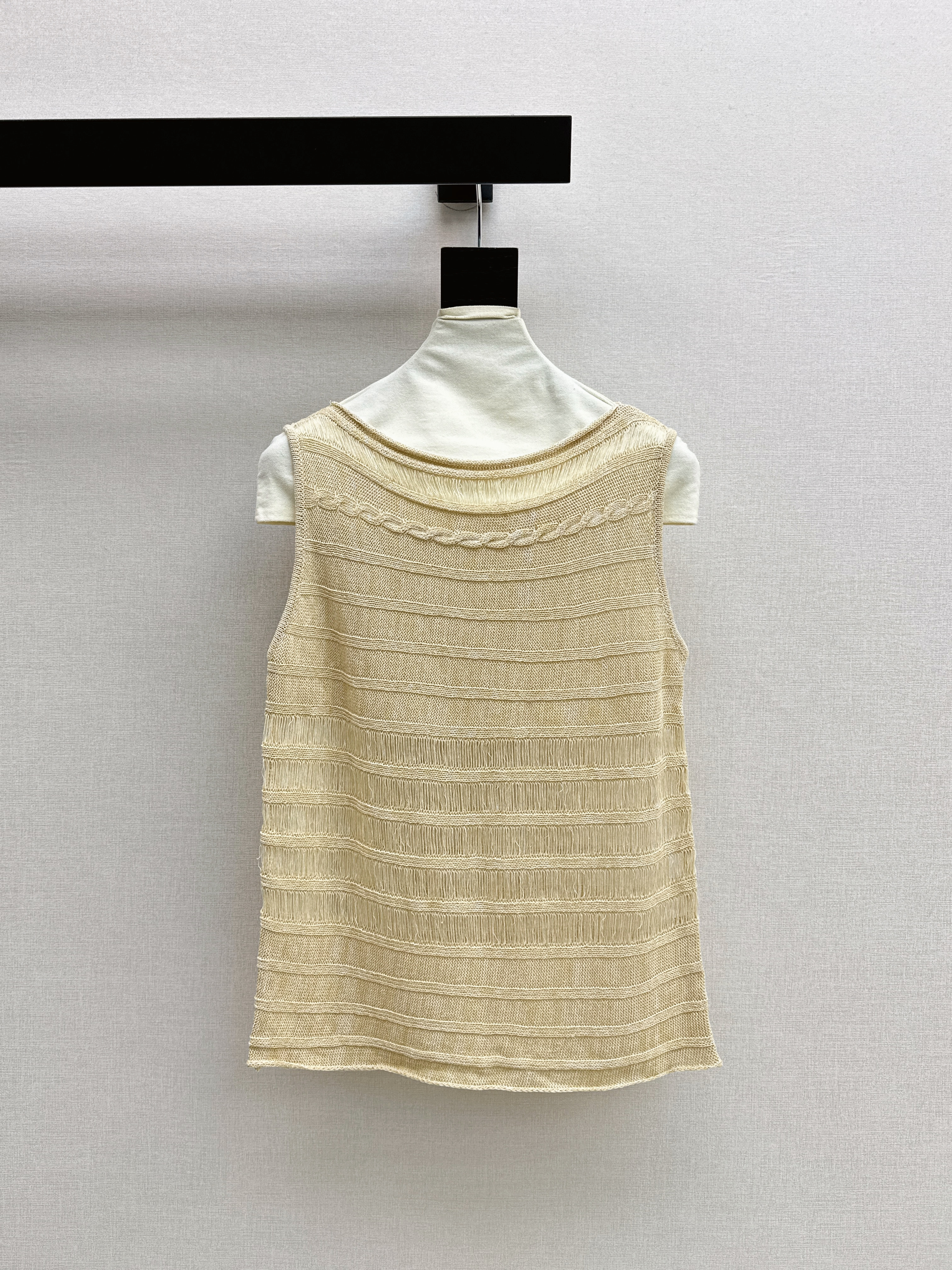 Brun New Sleeveless knit top