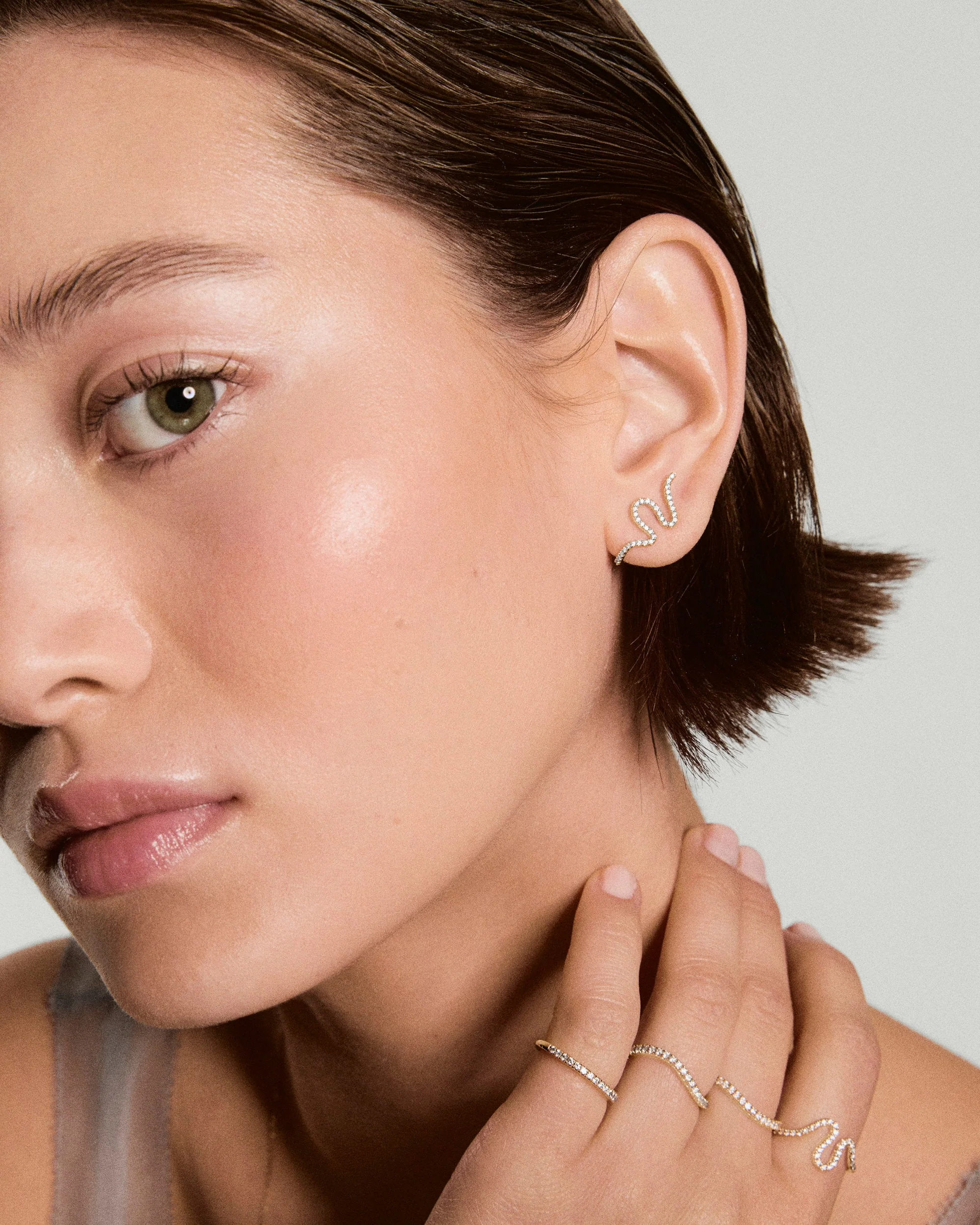 Interconnected Single Wave Pavé Diamond Stud