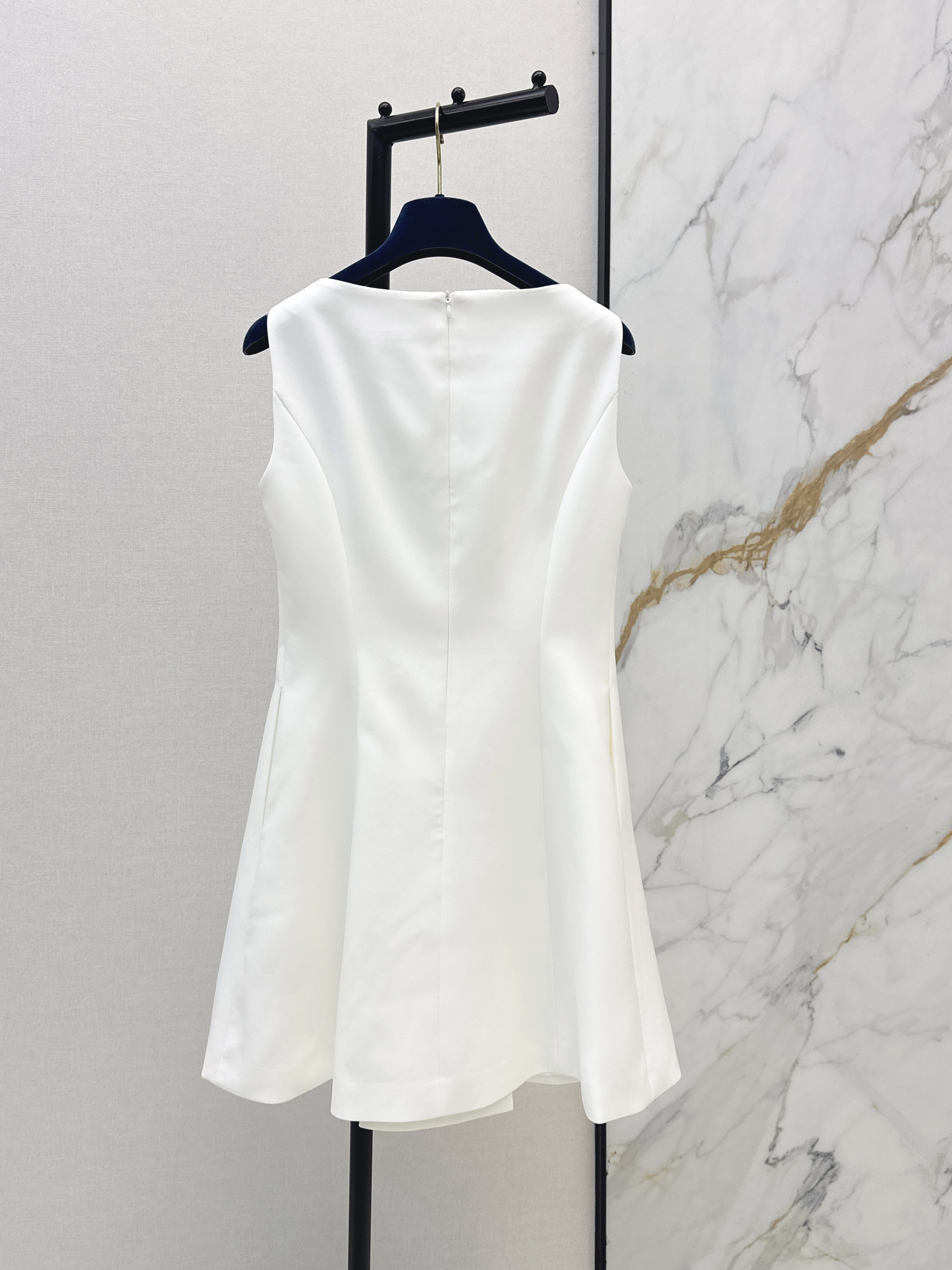 Louis New sleeveless dress
