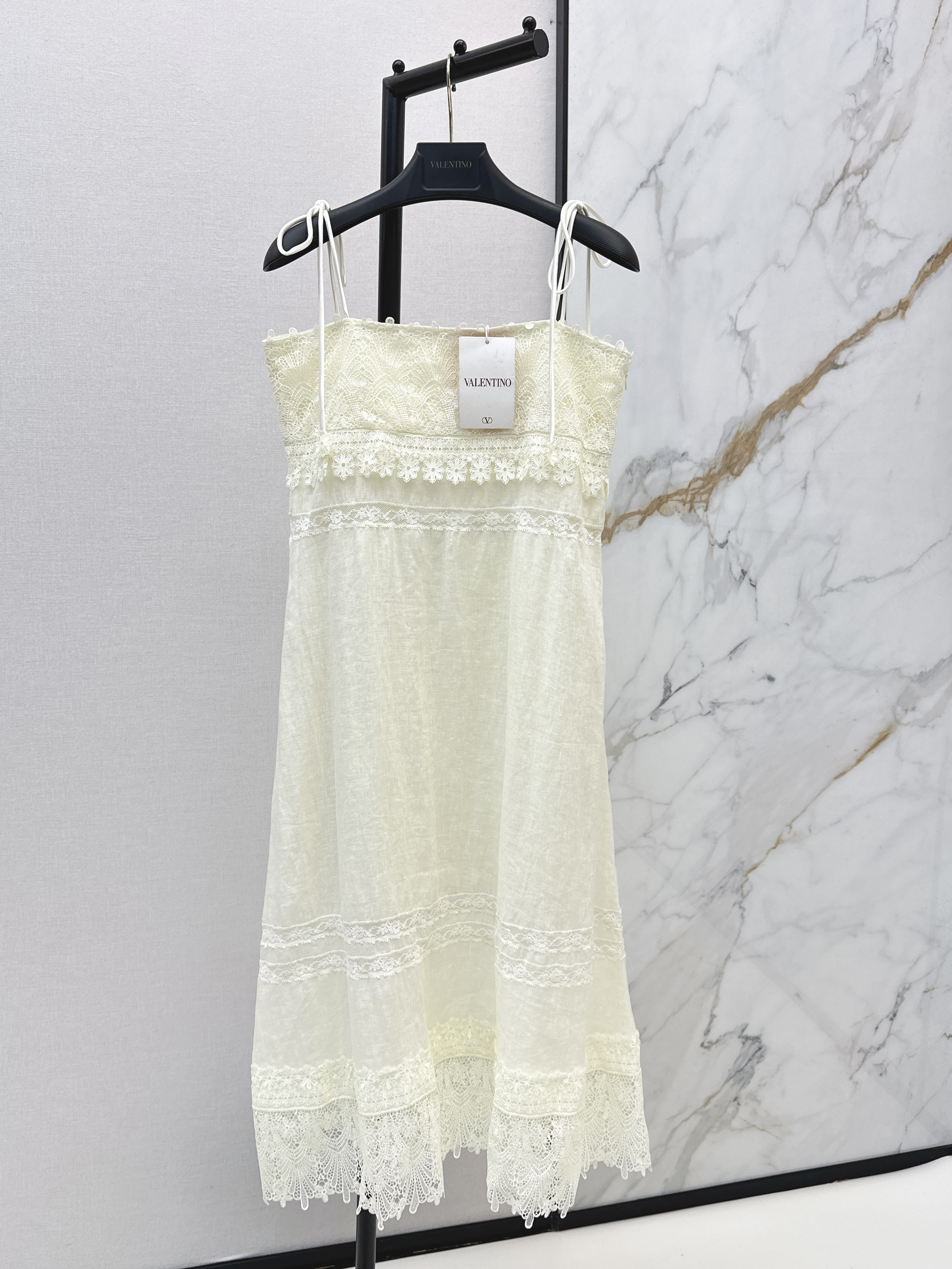 Val New contract lace dress