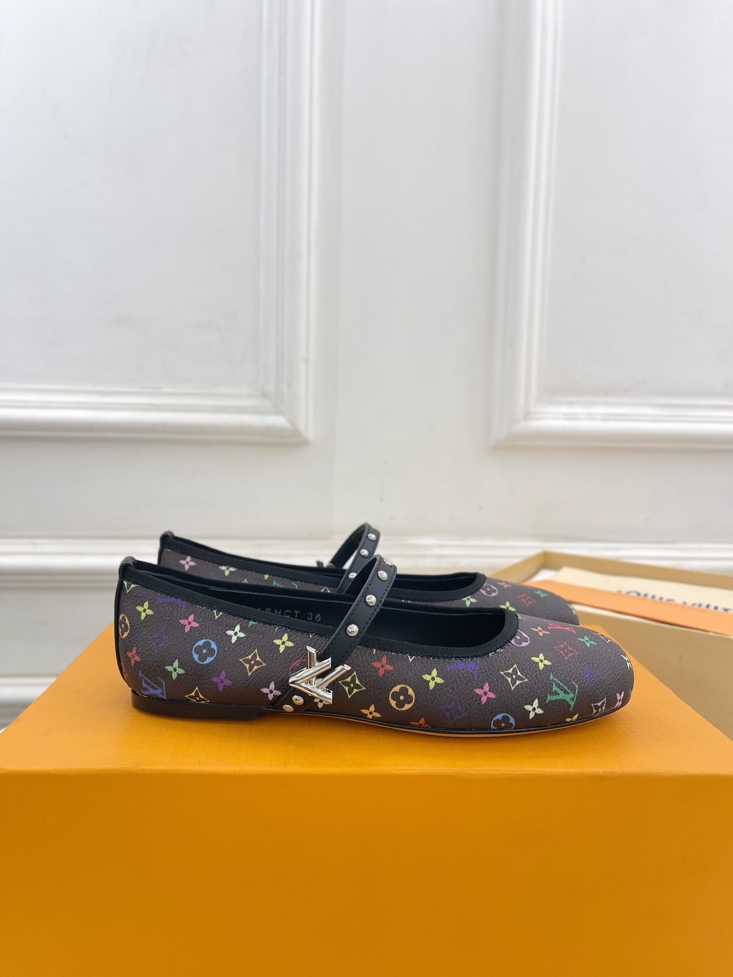 Louis New flat shoes