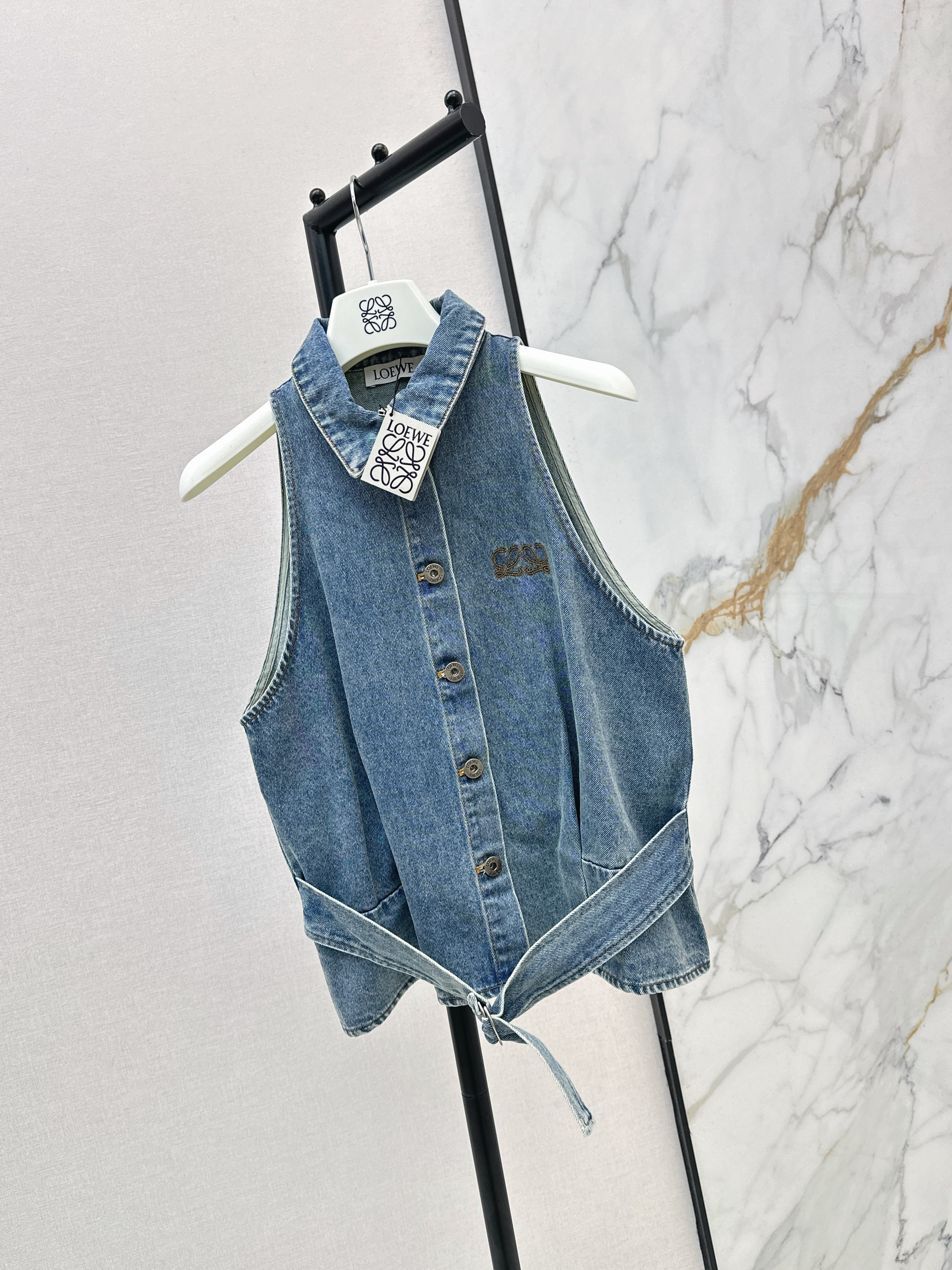 Loe New Sleeveless denim top