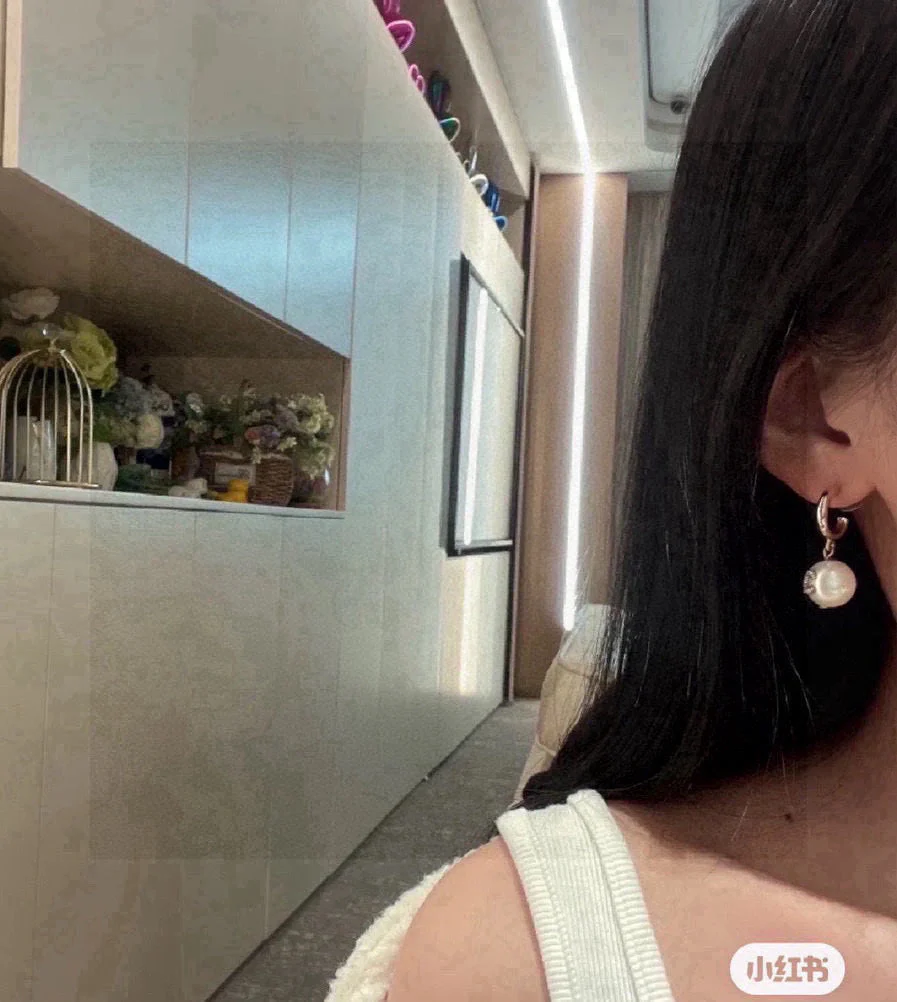 Chan New pearl earrings