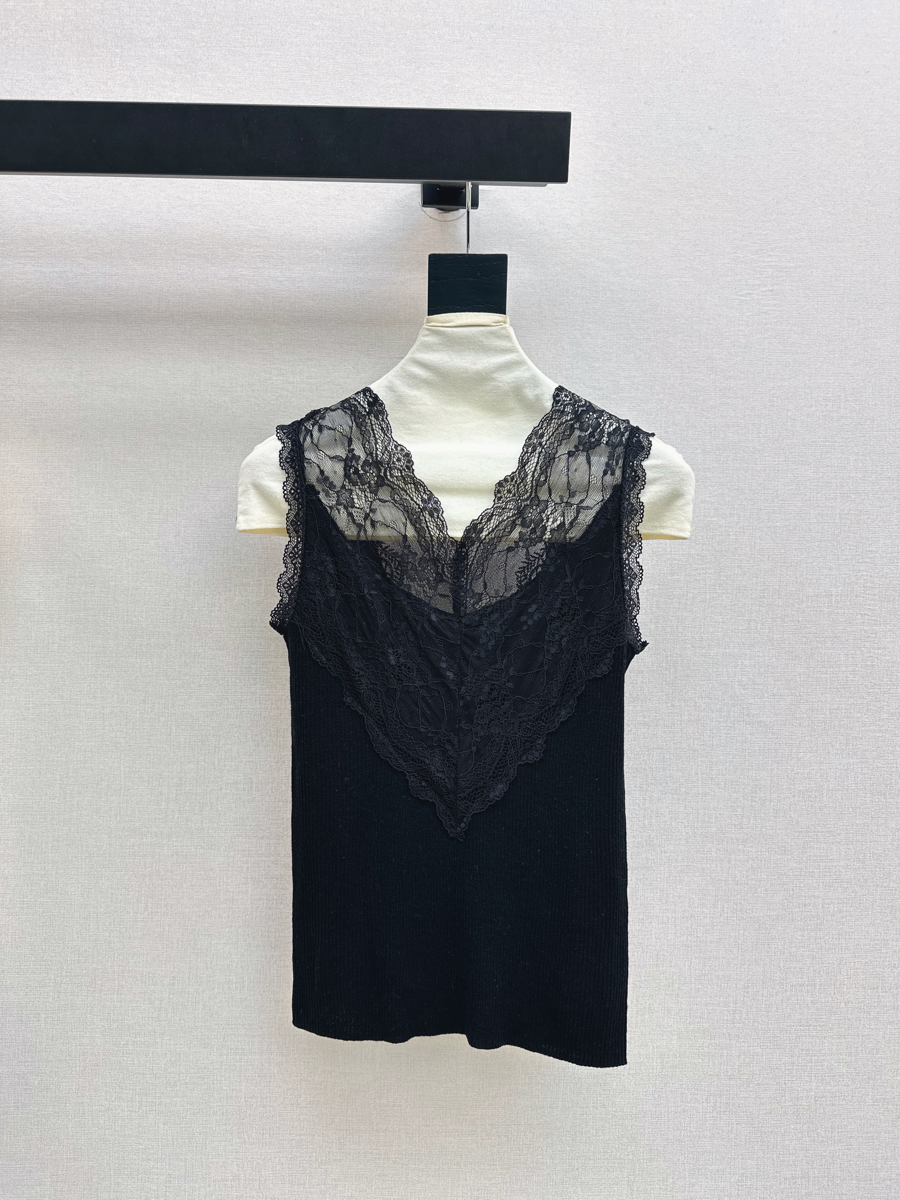 ES New contract lace sleeveless knitwear