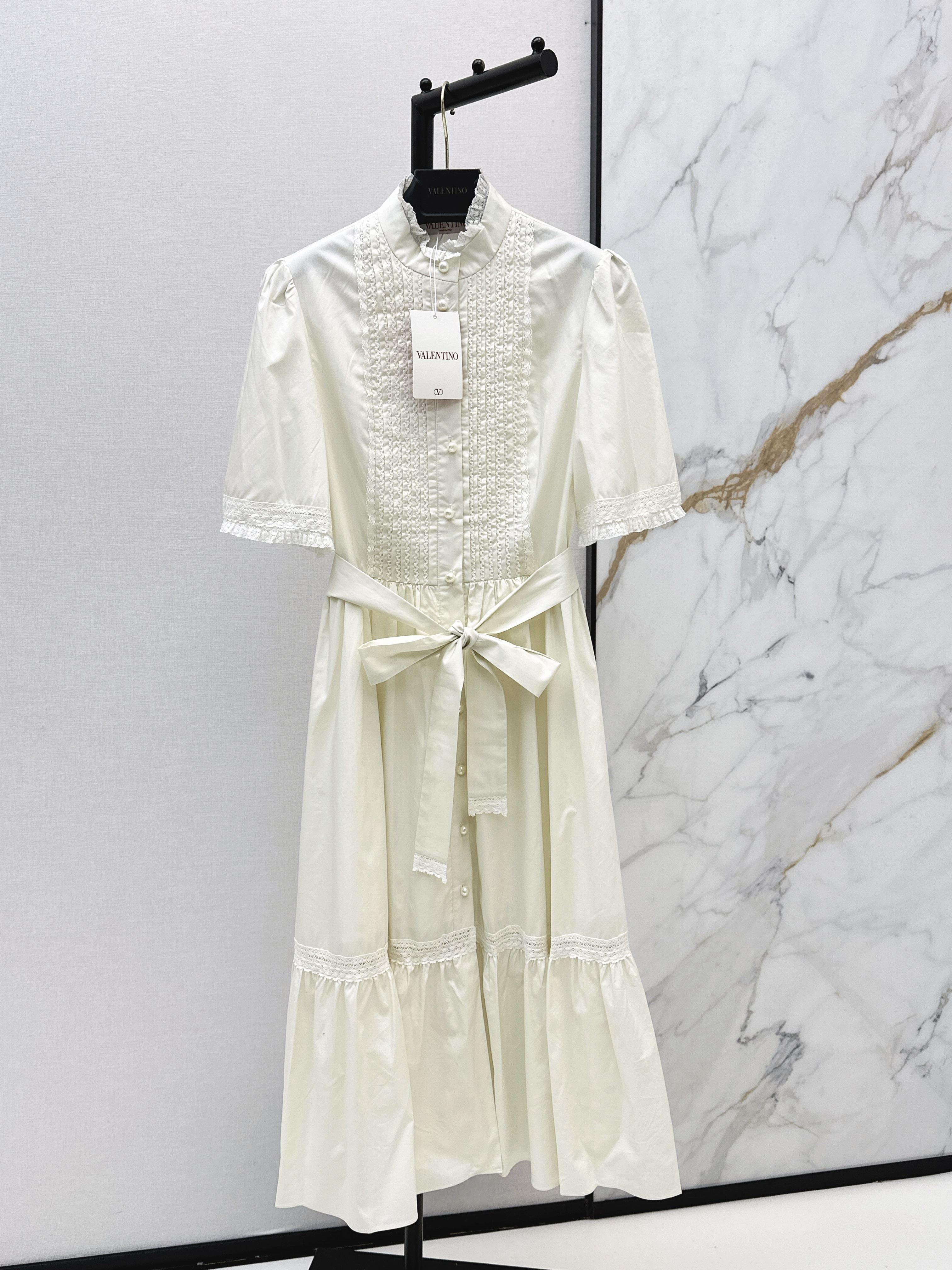 Valen New contract lace dress