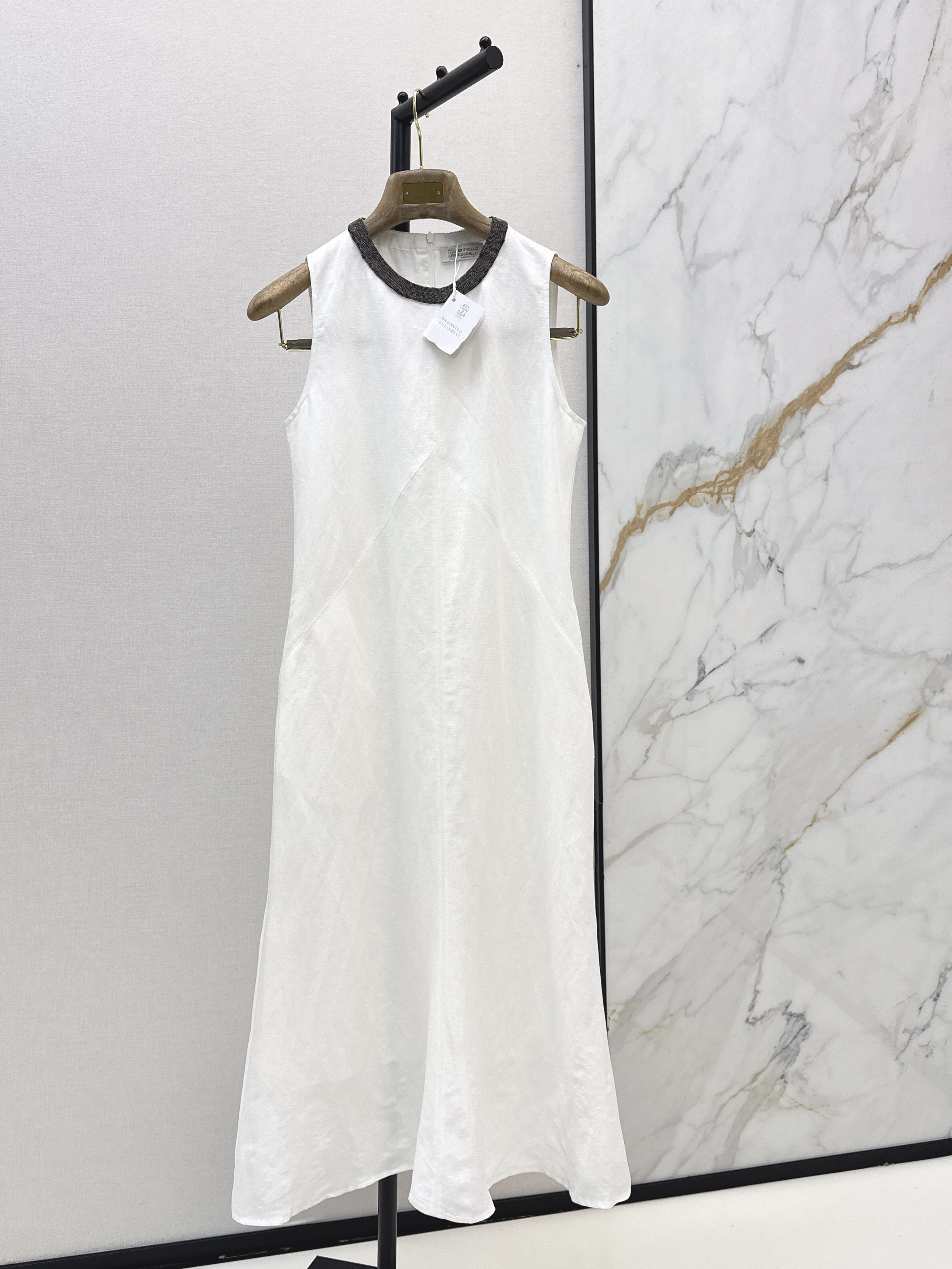 Brun New sleeveless dress