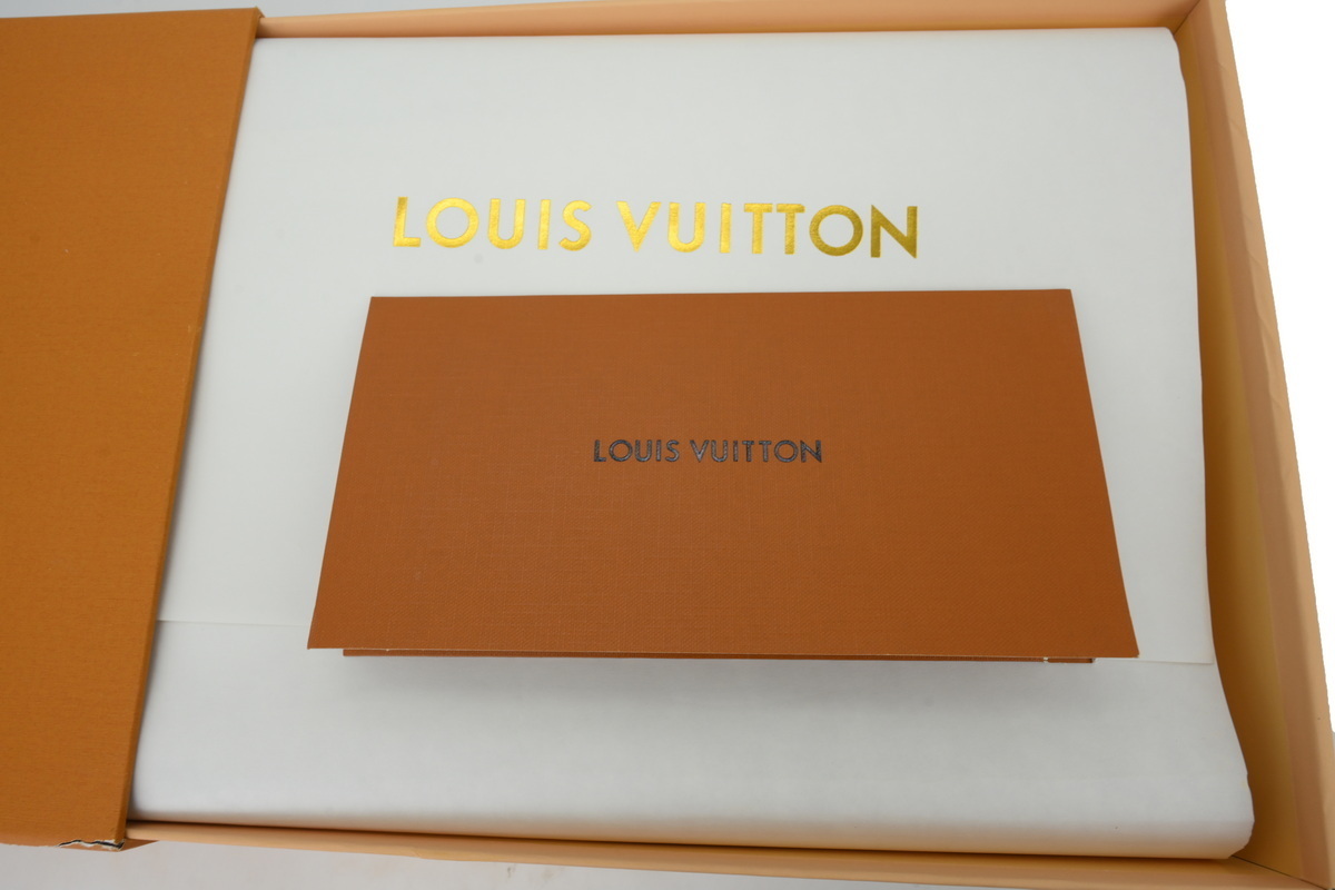 Pkkicks God Batch LOUIS VUITTON White Brown Diamond Surface